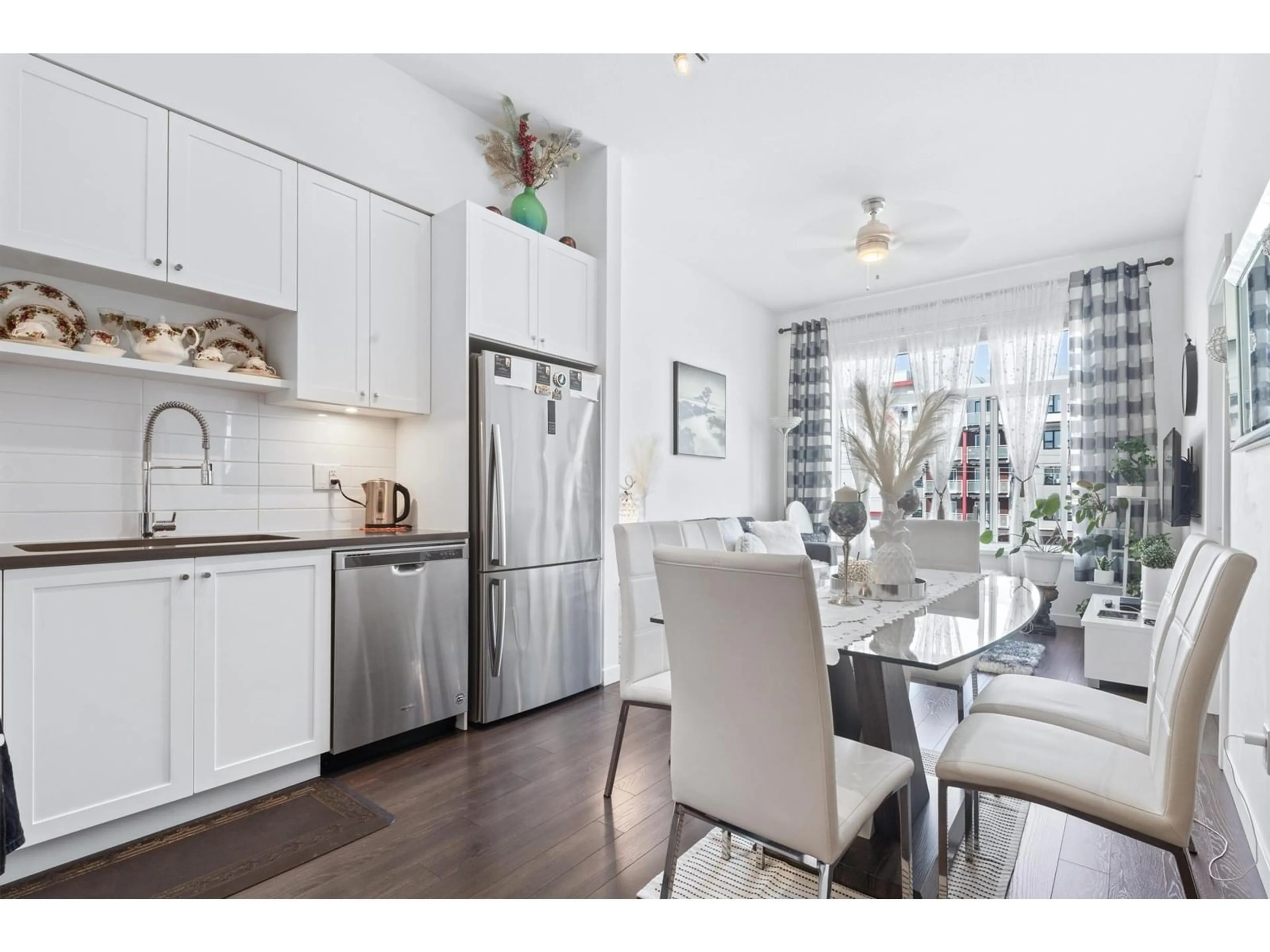 Open concept kitchen, unknown for 415 - 13628 81A, Surrey British Columbia V3W3E2