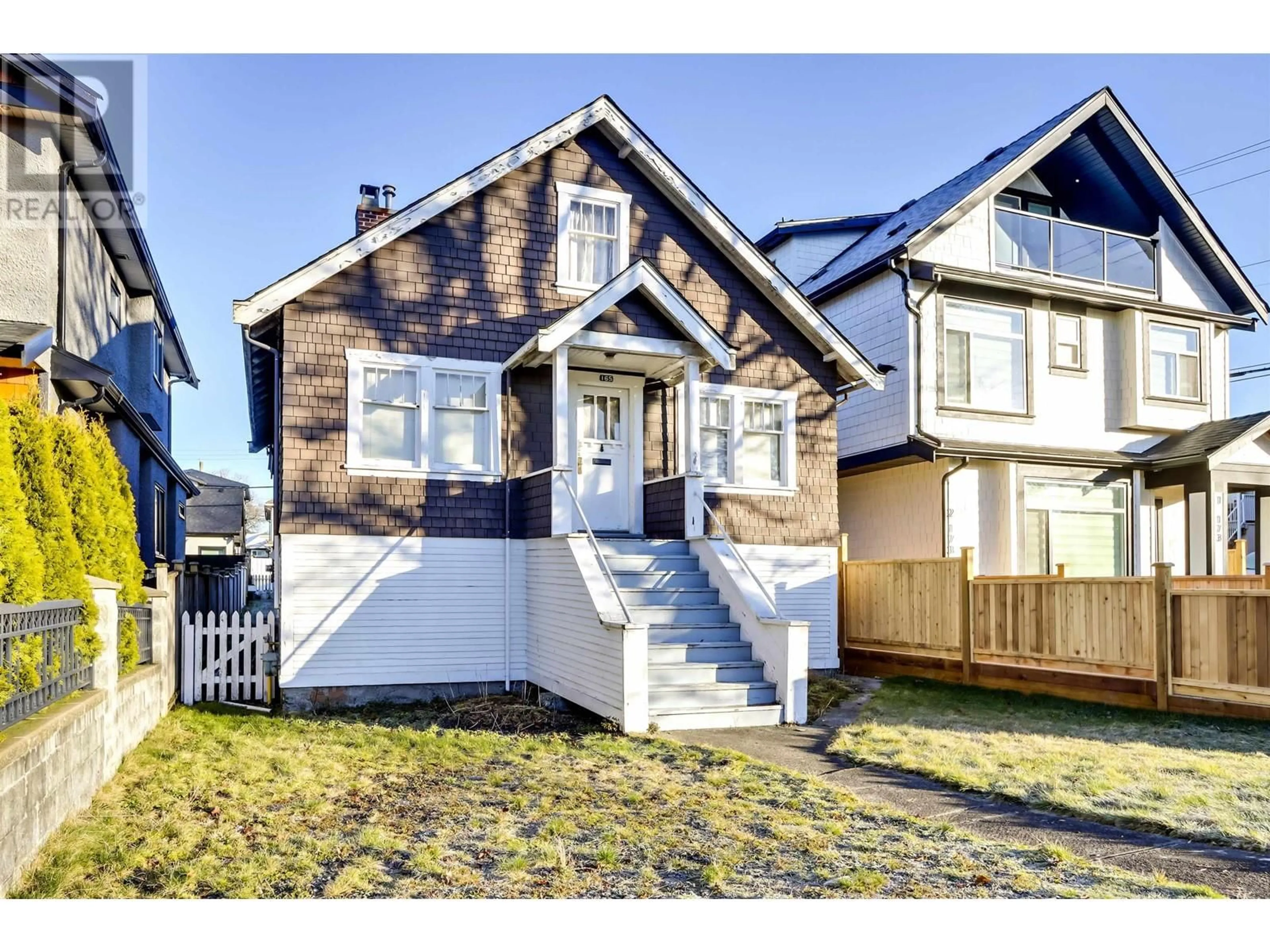 Home with vinyl exterior material, street for 165 E 45TH AVENUE, Vancouver British Columbia V5W1W8