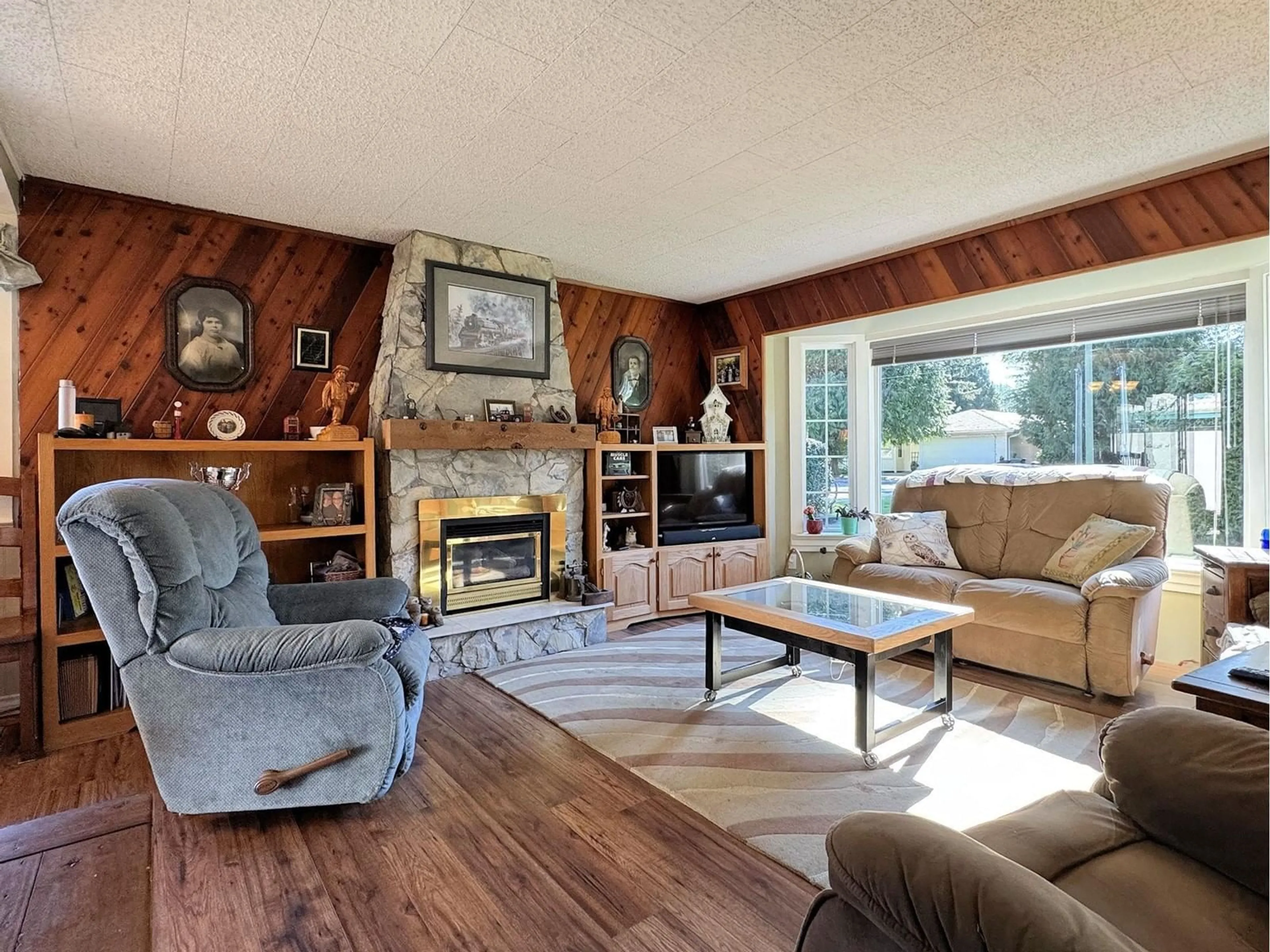 Living room with furniture, wood/laminate floor for 19937 37A AVENUE, Langley British Columbia V3A2S8