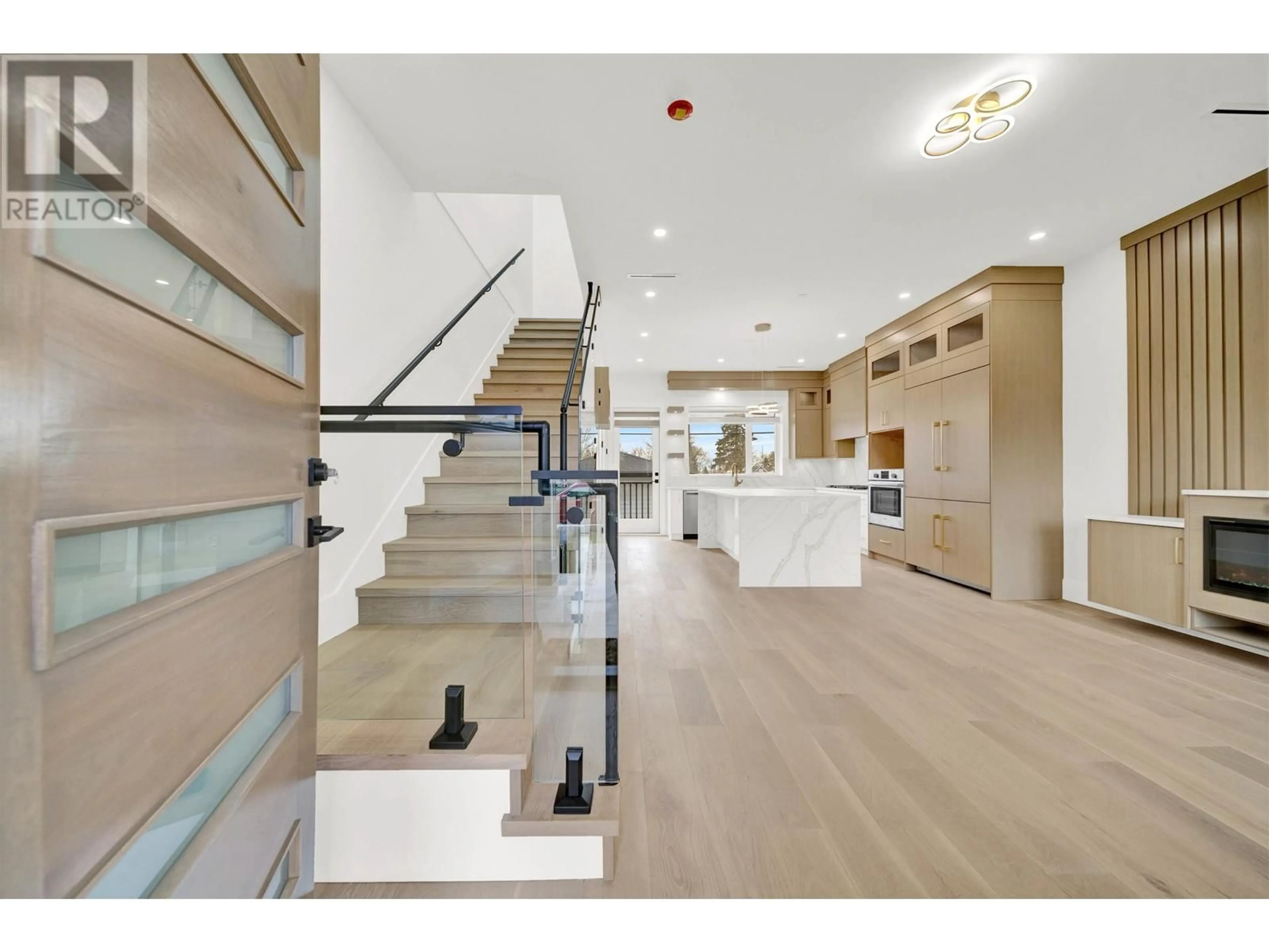 Indoor foyer for 6155 ARLINGTON STREET, Vancouver British Columbia V5S3N4