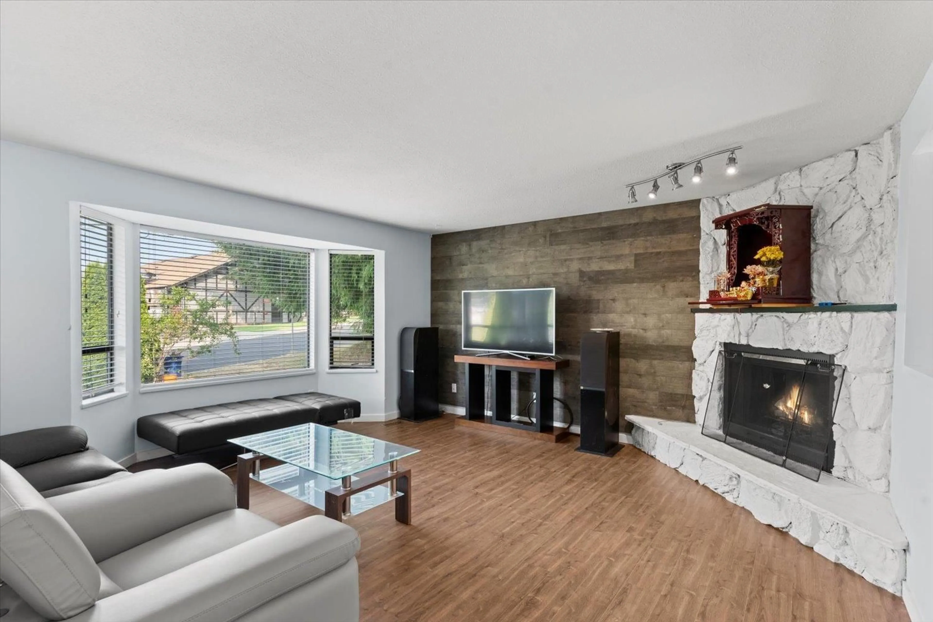 Living room with furniture, wood/laminate floor for 7976 TANAGER STREET, Mission British Columbia V2V5K5