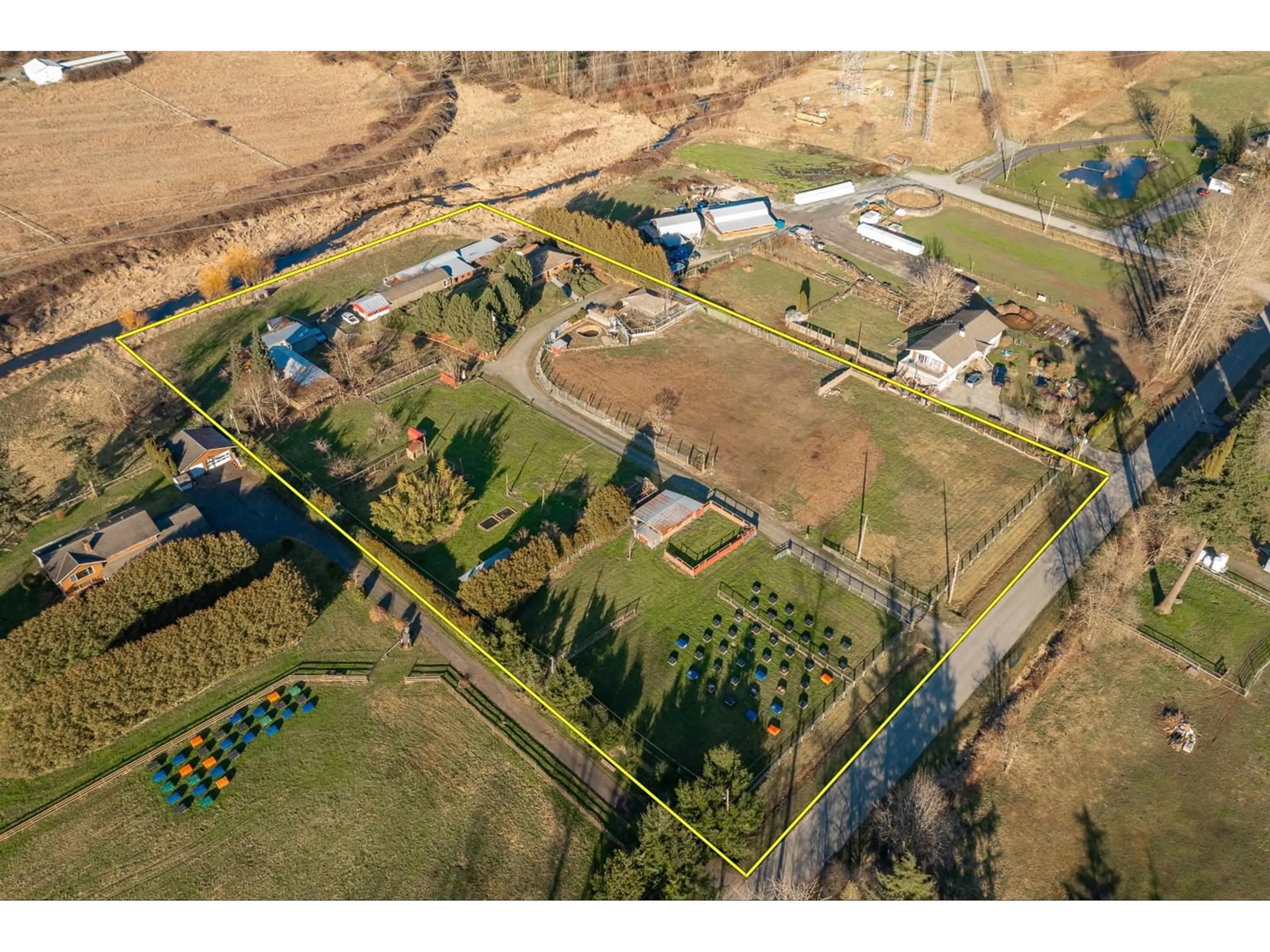 A pic from outside/outdoor area/front of a property/back of a property/a pic from drone, unknown for 25141 19, Langley British Columbia V4W2E6