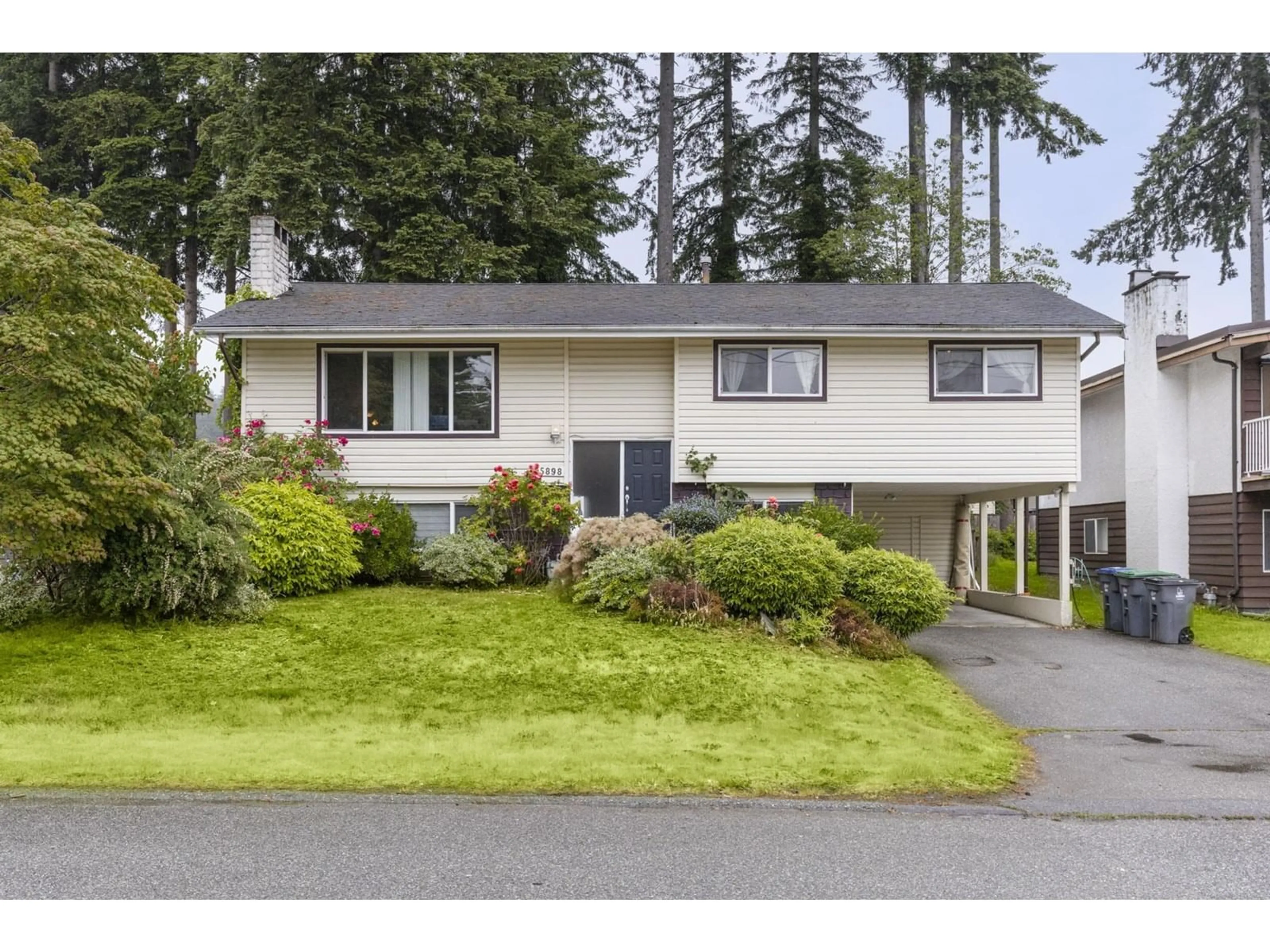 Home with vinyl exterior material, street for 5898 124, Surrey British Columbia V3X1X5