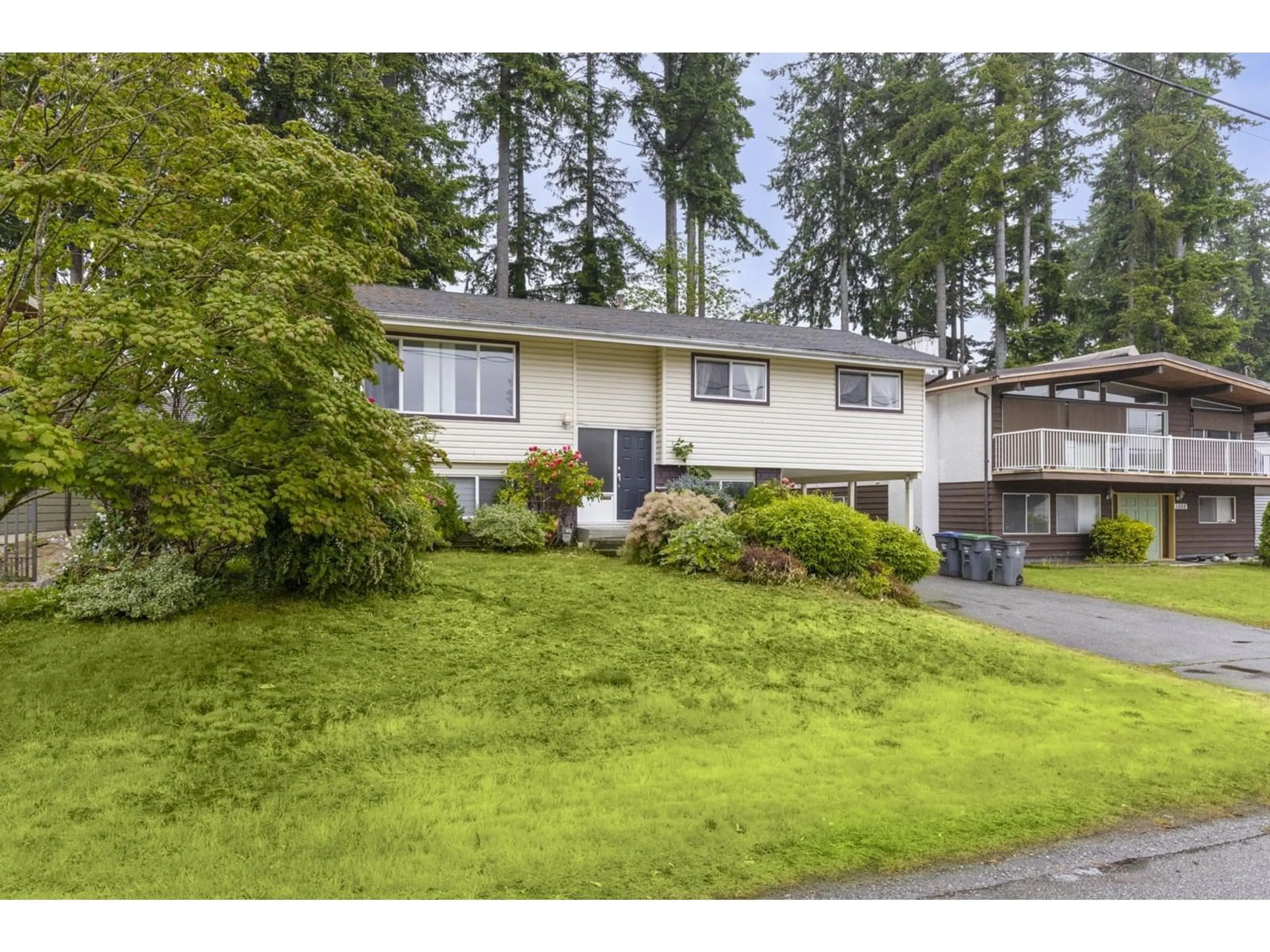 Home with vinyl exterior material, street for 5898 124, Surrey British Columbia V3X1X5