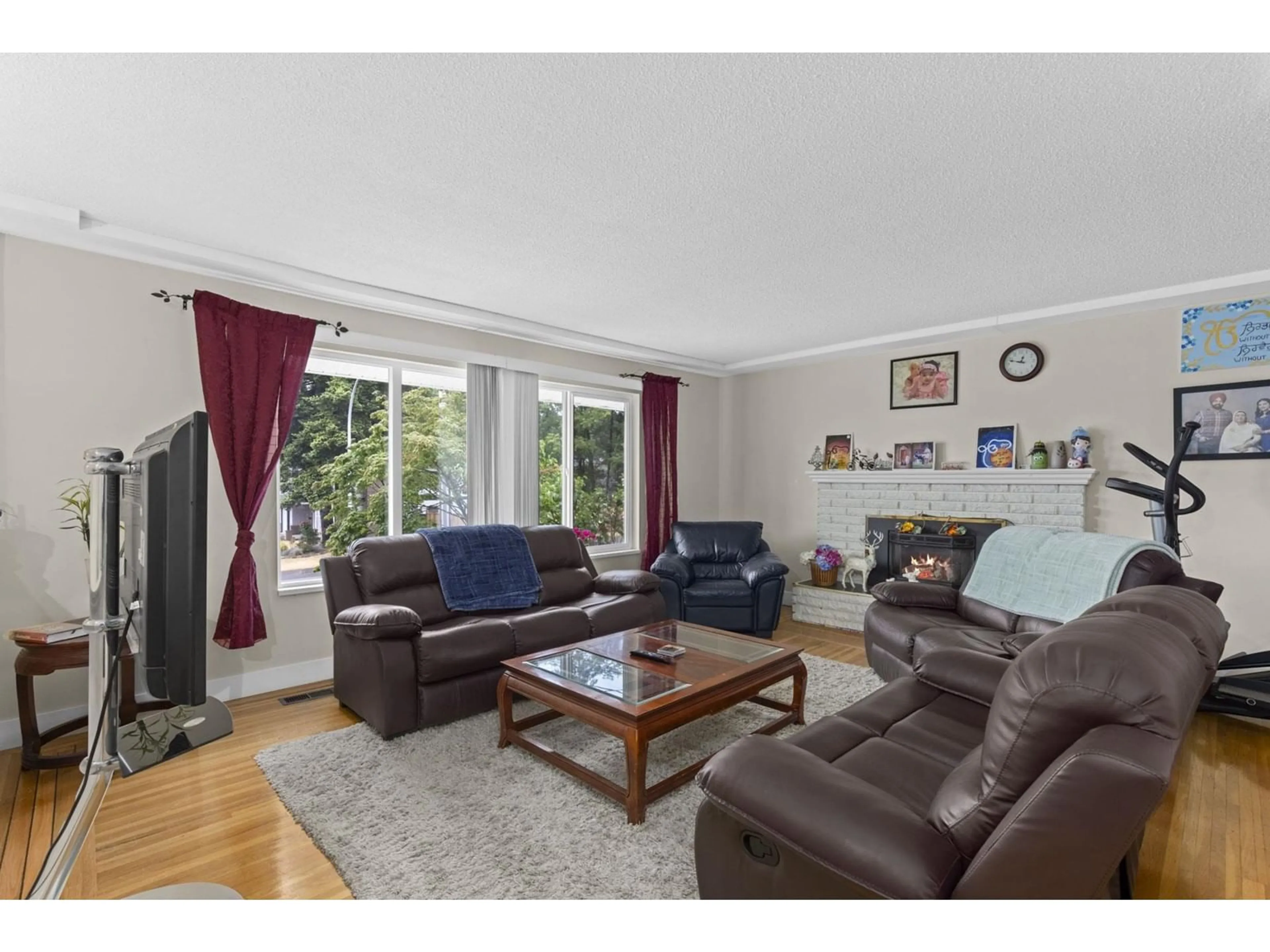 Living room with furniture, wood/laminate floor for 5898 124, Surrey British Columbia V3X1X5