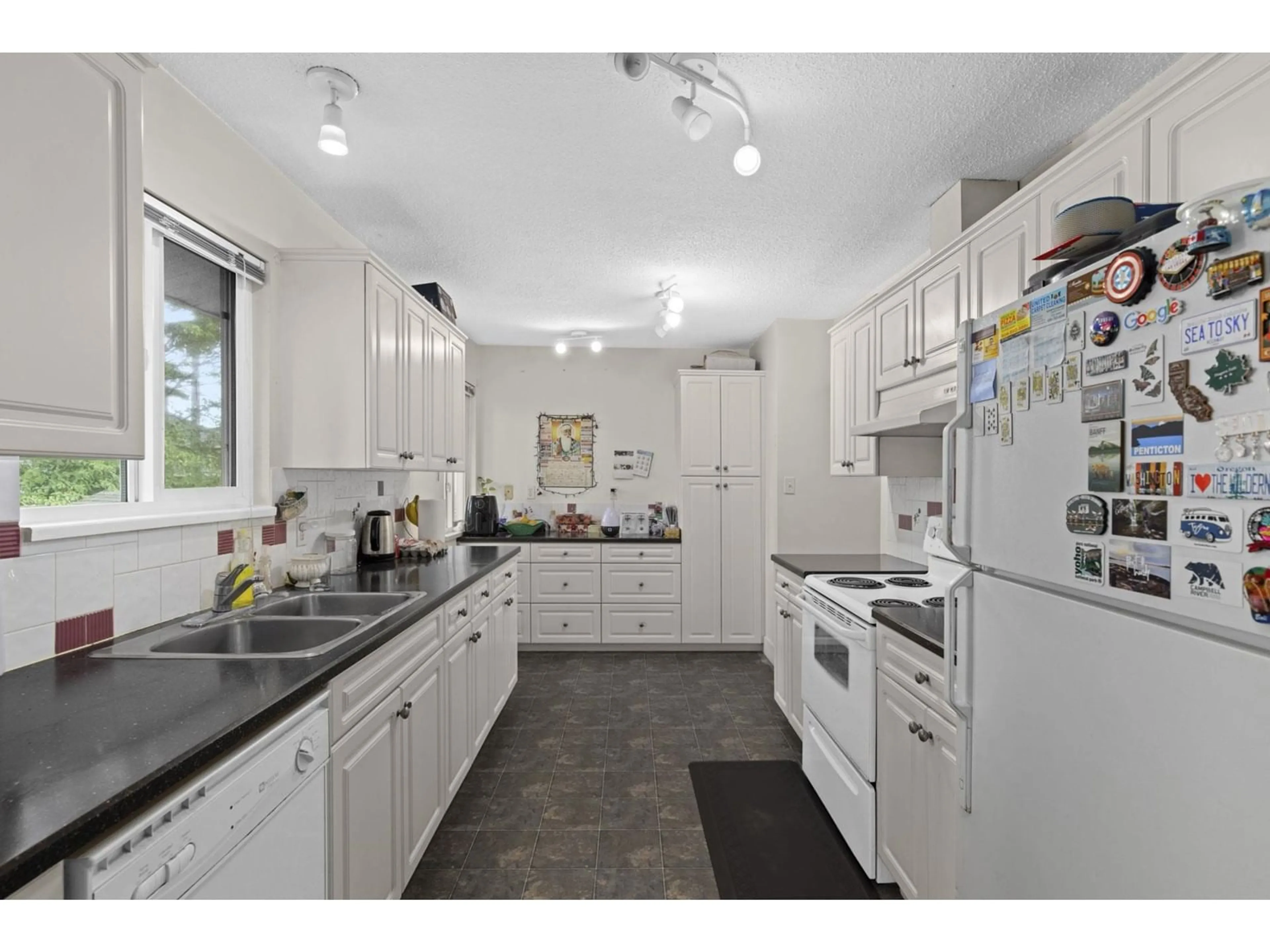 Standard kitchen, unknown for 5898 124, Surrey British Columbia V3X1X5