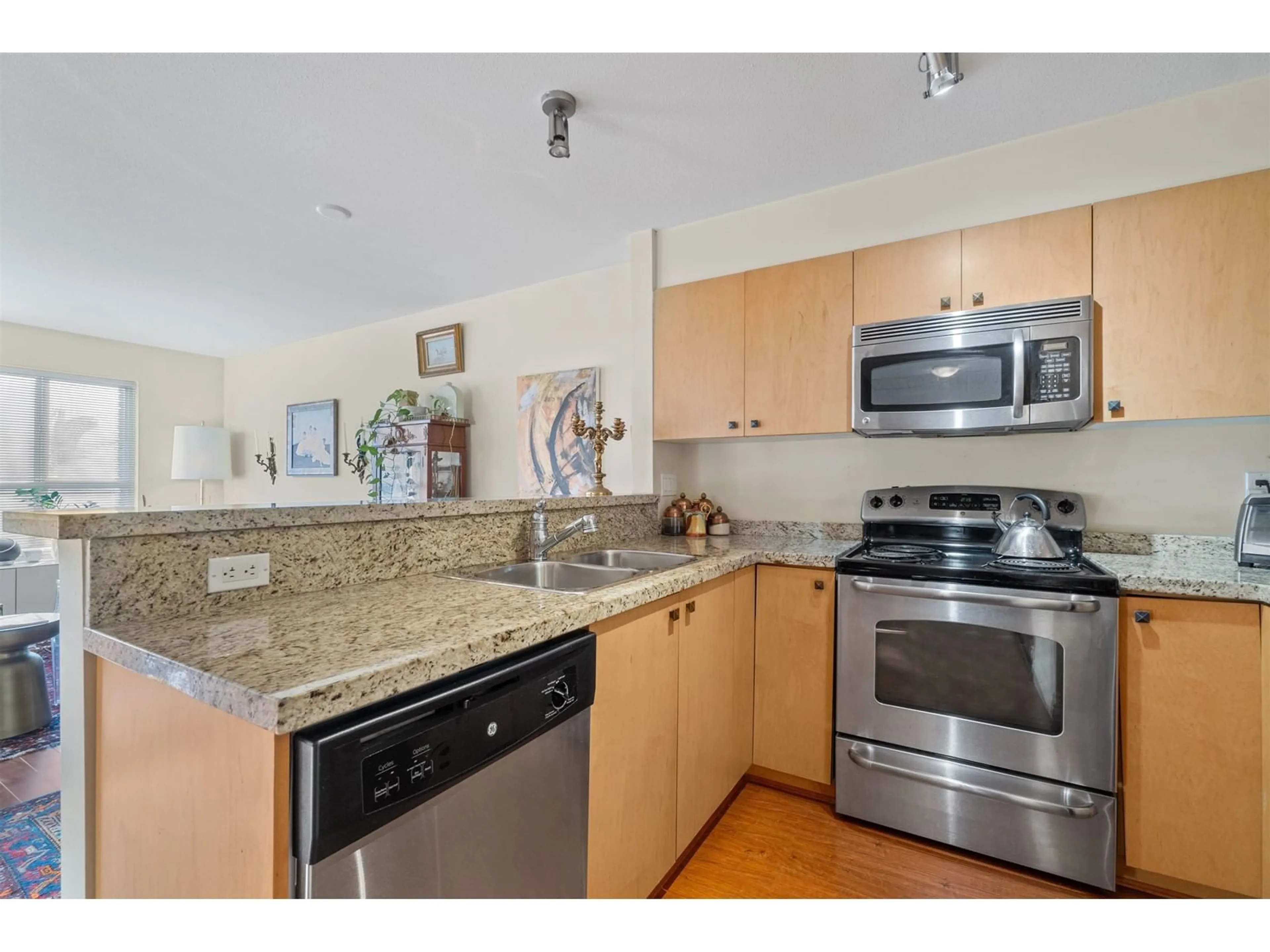 Standard kitchen, unknown for 412 8717 160 STREET, Surrey British Columbia V4N5X7