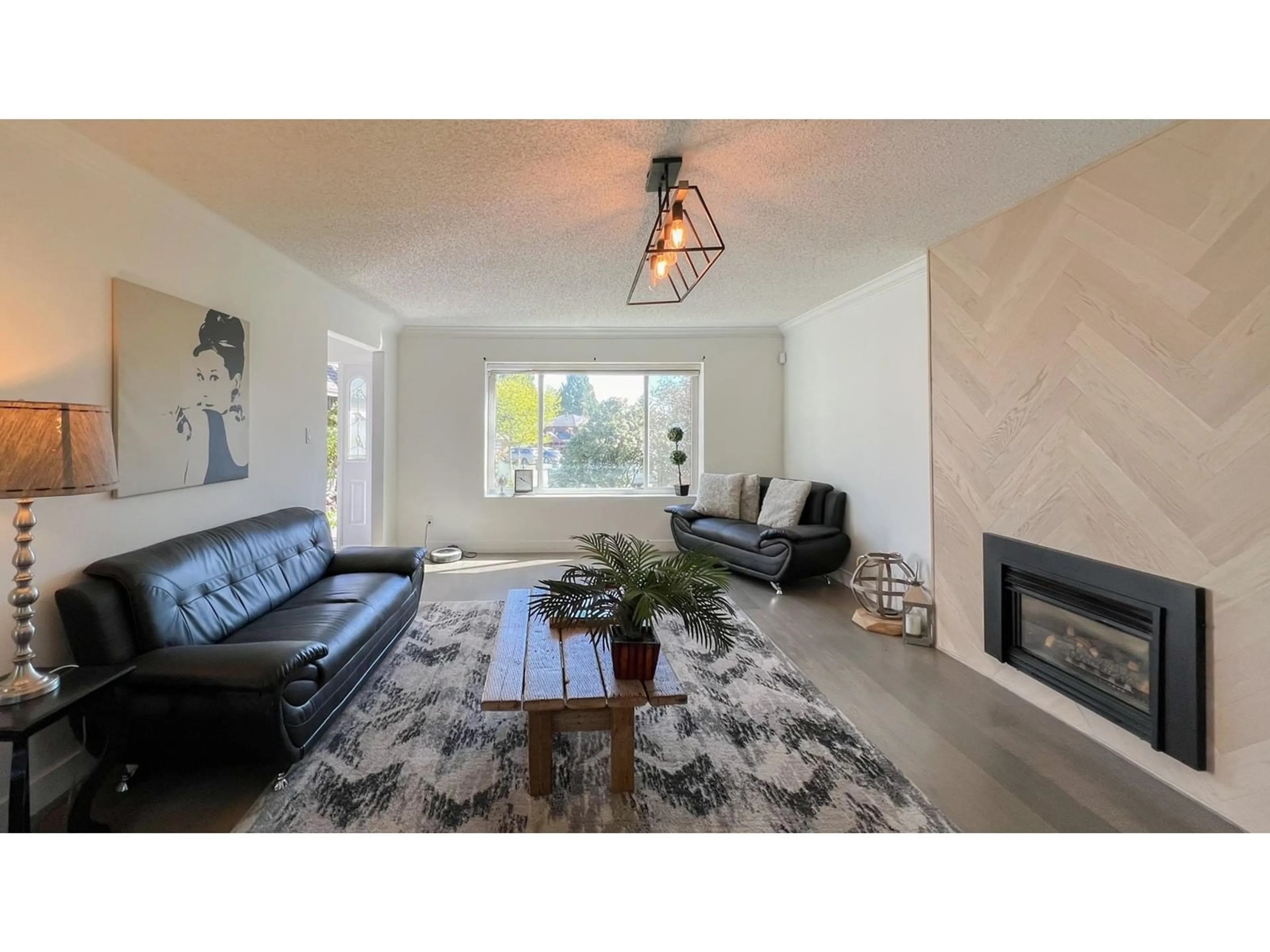 Living room with furniture, wood/laminate floor for 15910 100A, Surrey British Columbia V4N2P5