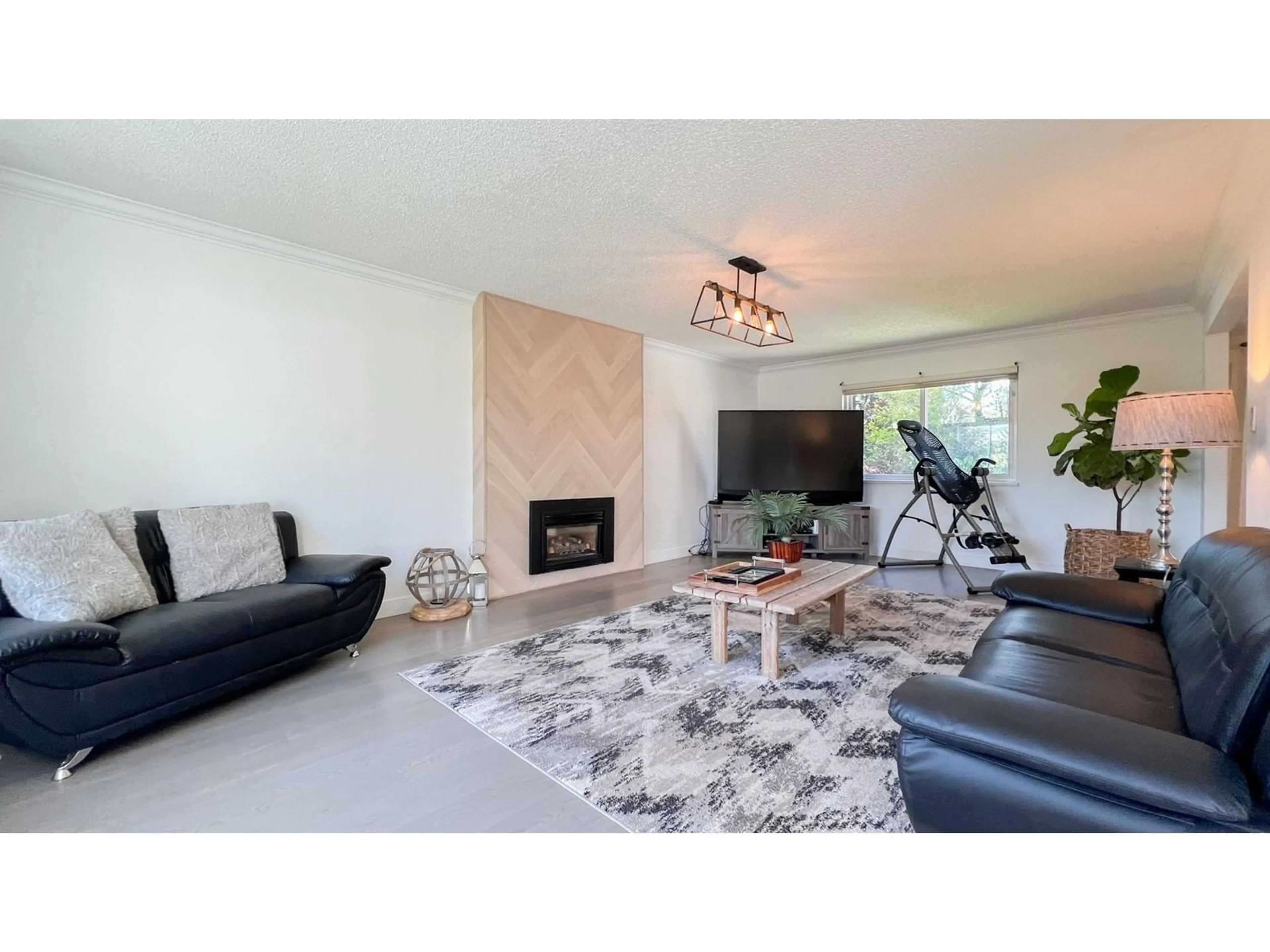 Living room with furniture, unknown for 15910 100A, Surrey British Columbia V4N2P5
