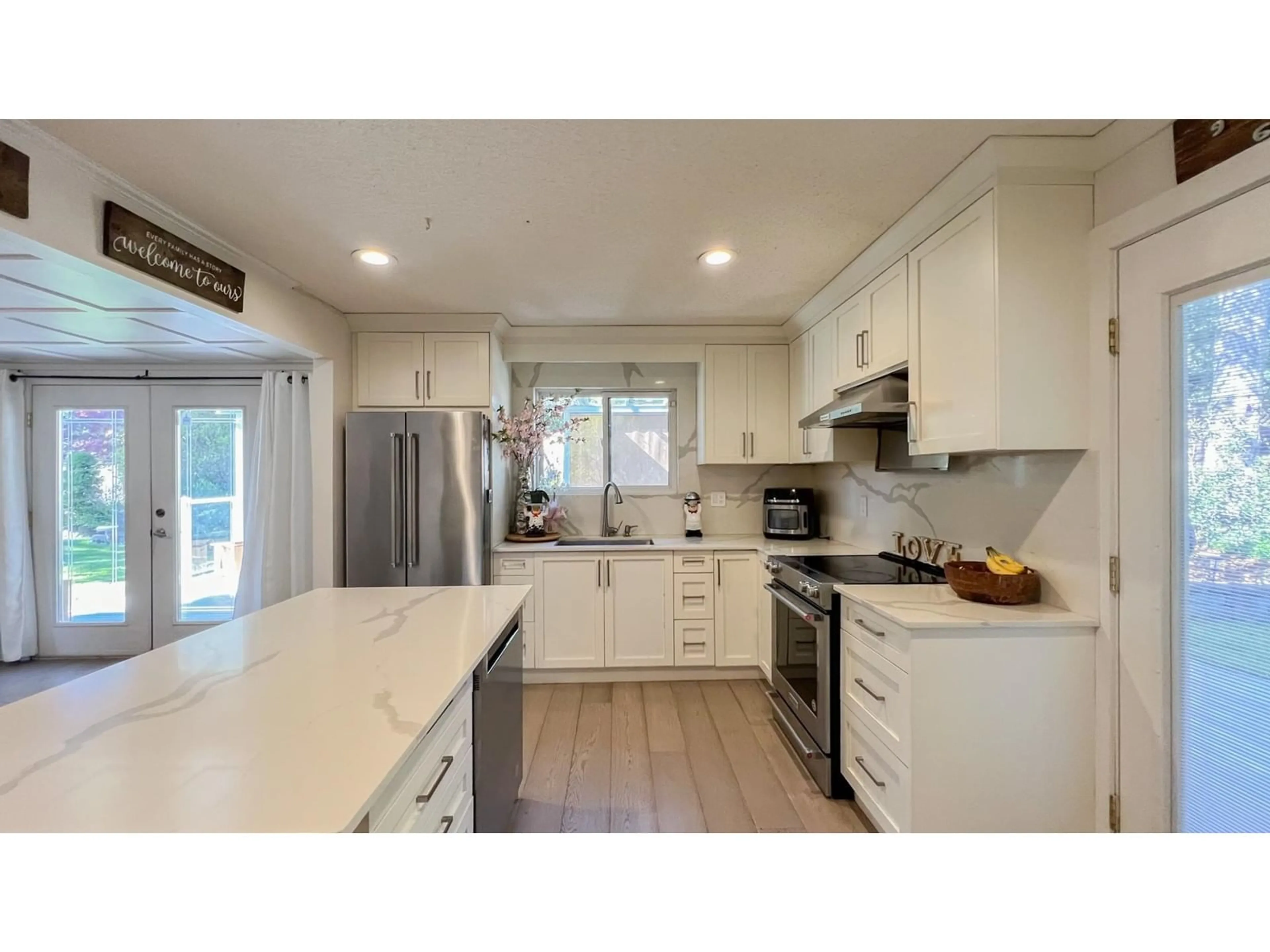 Open concept kitchen, unknown for 15910 100A, Surrey British Columbia V4N2P5