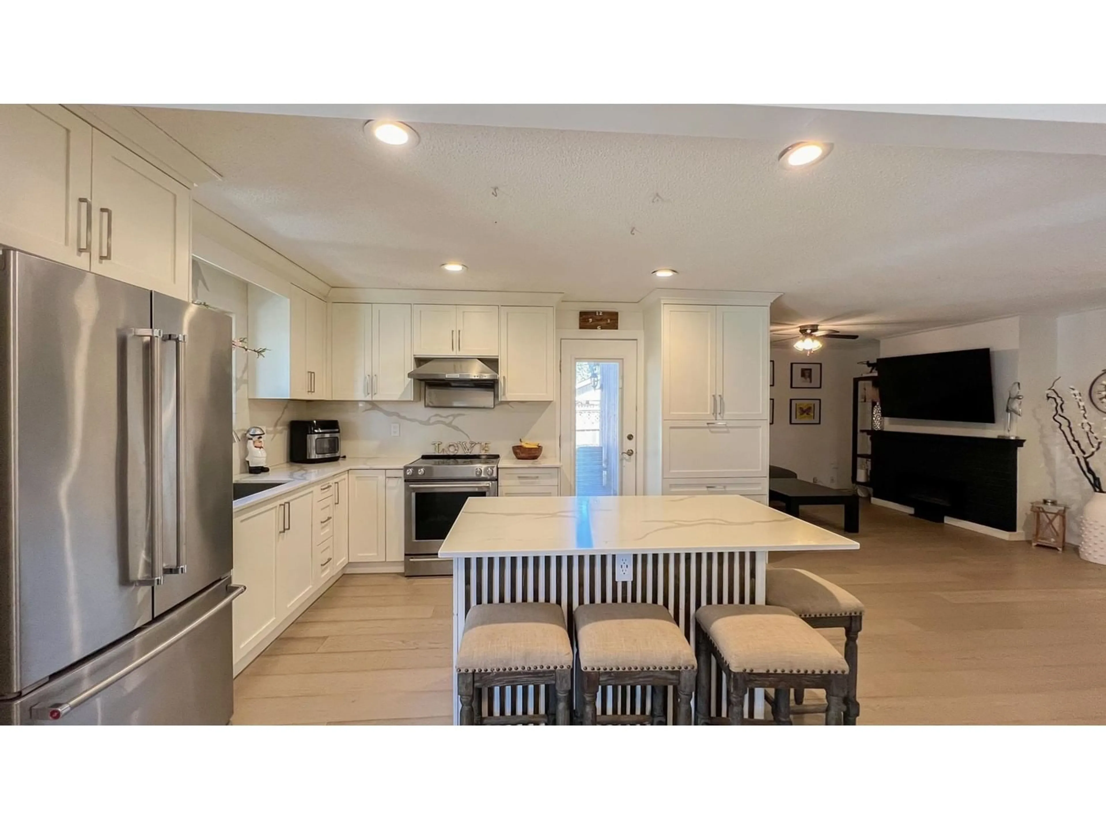 Open concept kitchen, unknown for 15910 100A, Surrey British Columbia V4N2P5