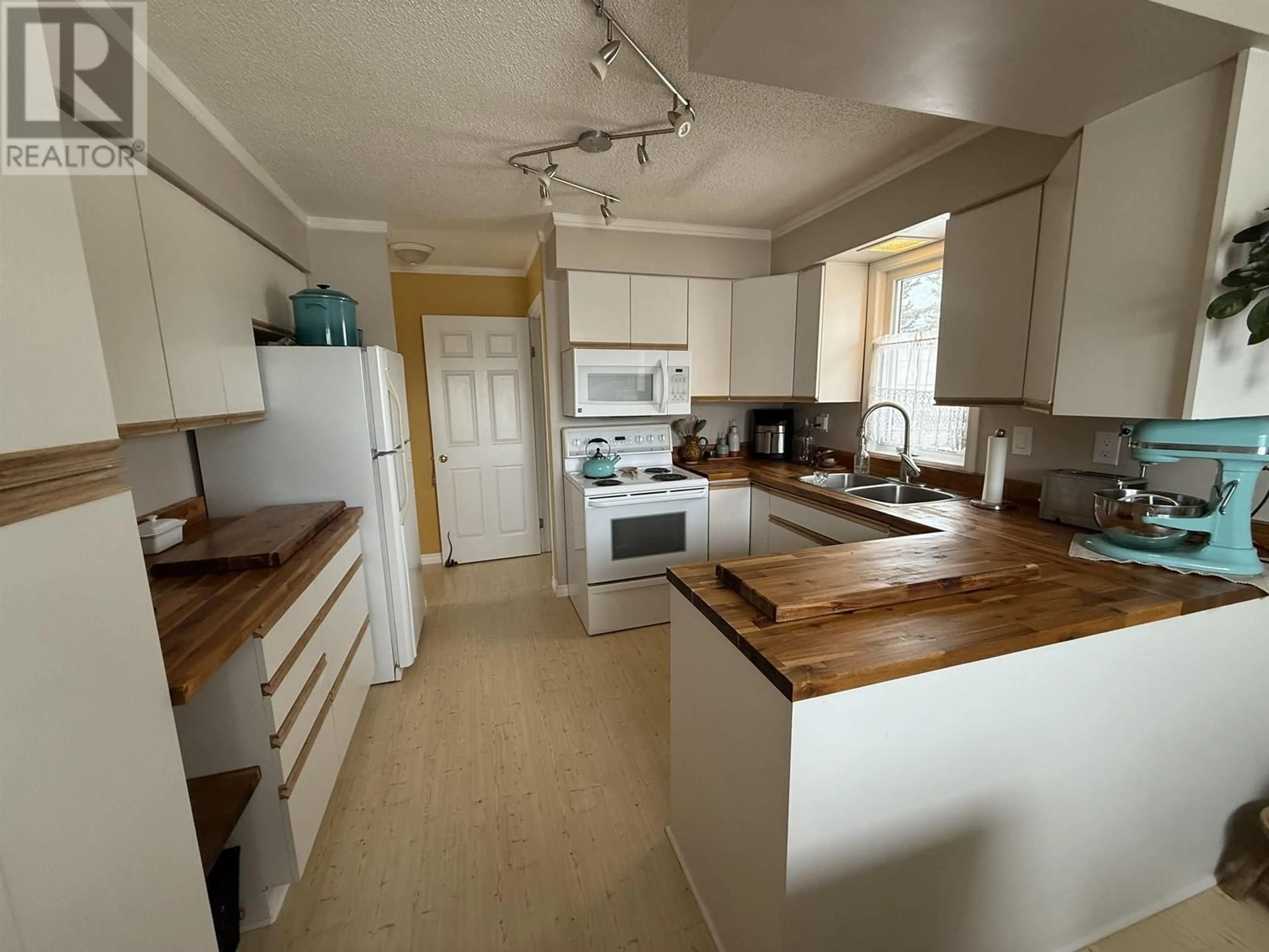 Standard kitchen, wood/laminate floor for 9304 106 AVENUE, Fort St. John British Columbia V1J2N4