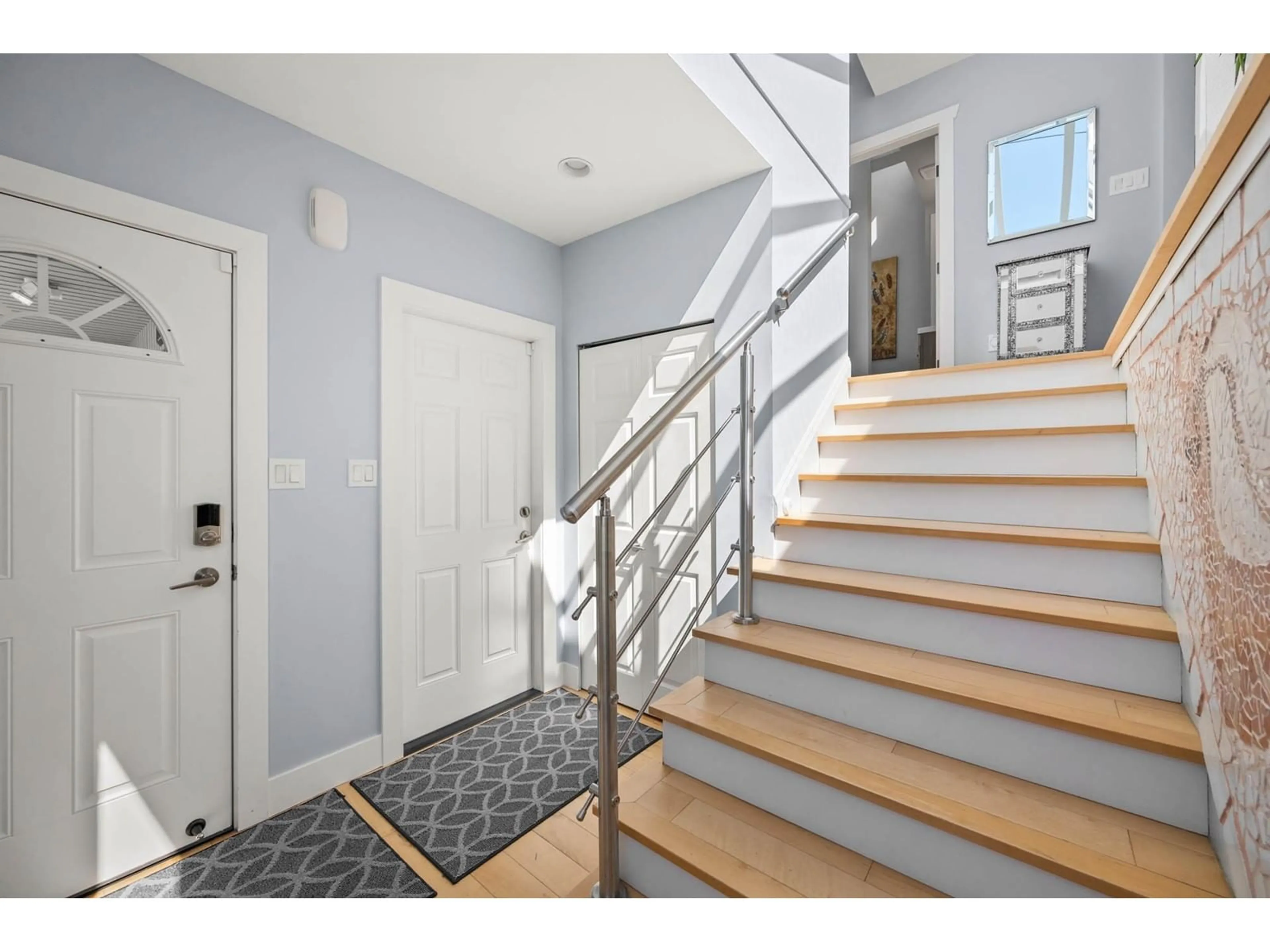 Indoor entryway for 1246 OXFORD STREET, White Rock British Columbia V4B5G8