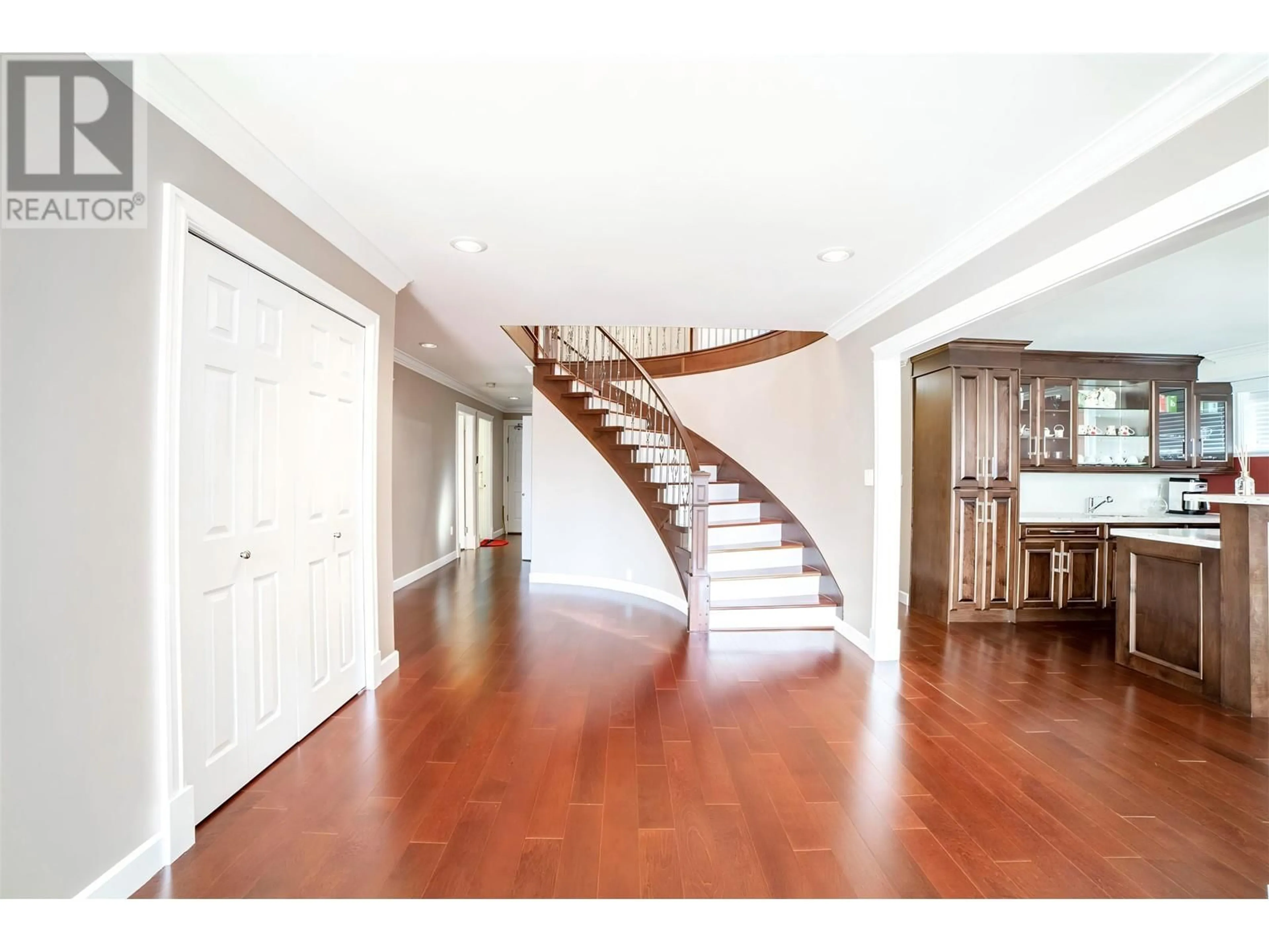 Indoor foyer for 6970 WILLINGDON AVENUE, Burnaby British Columbia V5J3R2