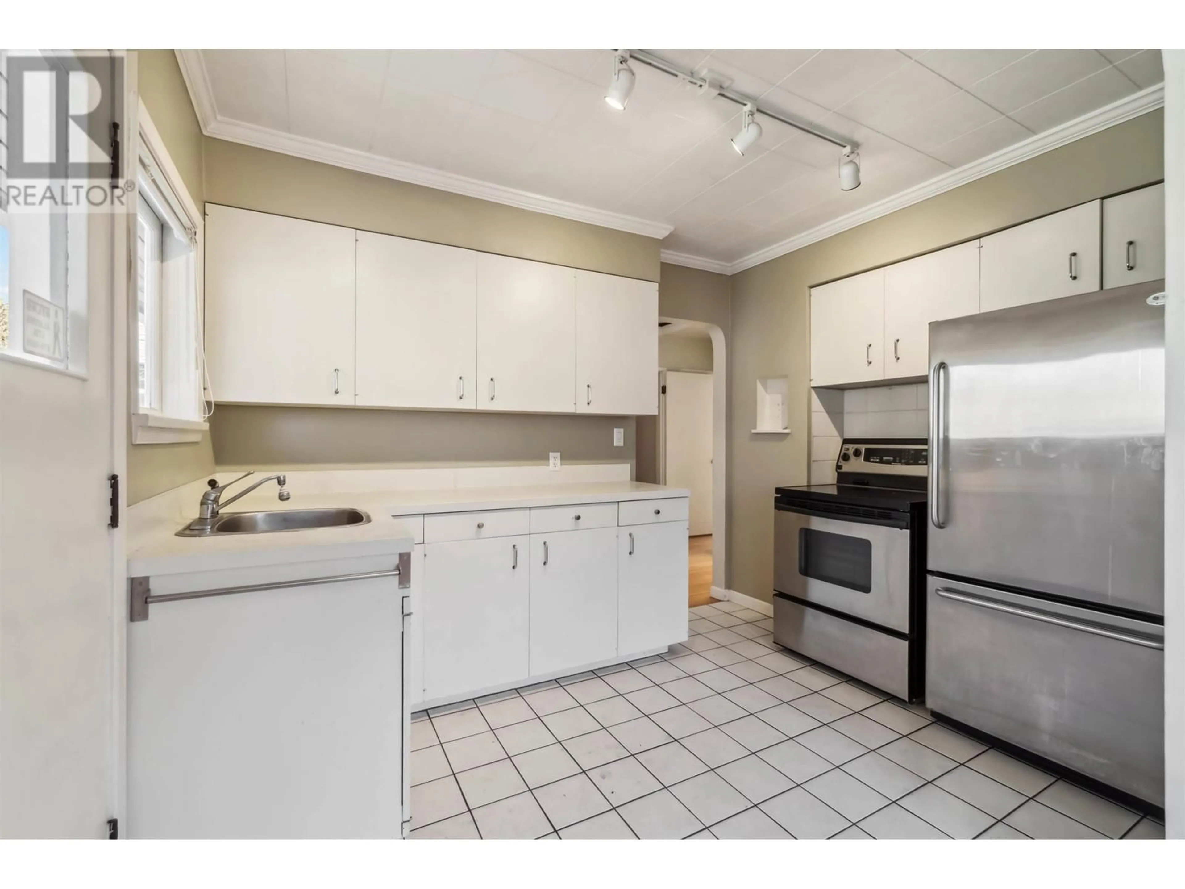 Standard kitchen, unknown for 508 12TH STREET, North Vancouver British Columbia V7L2K4