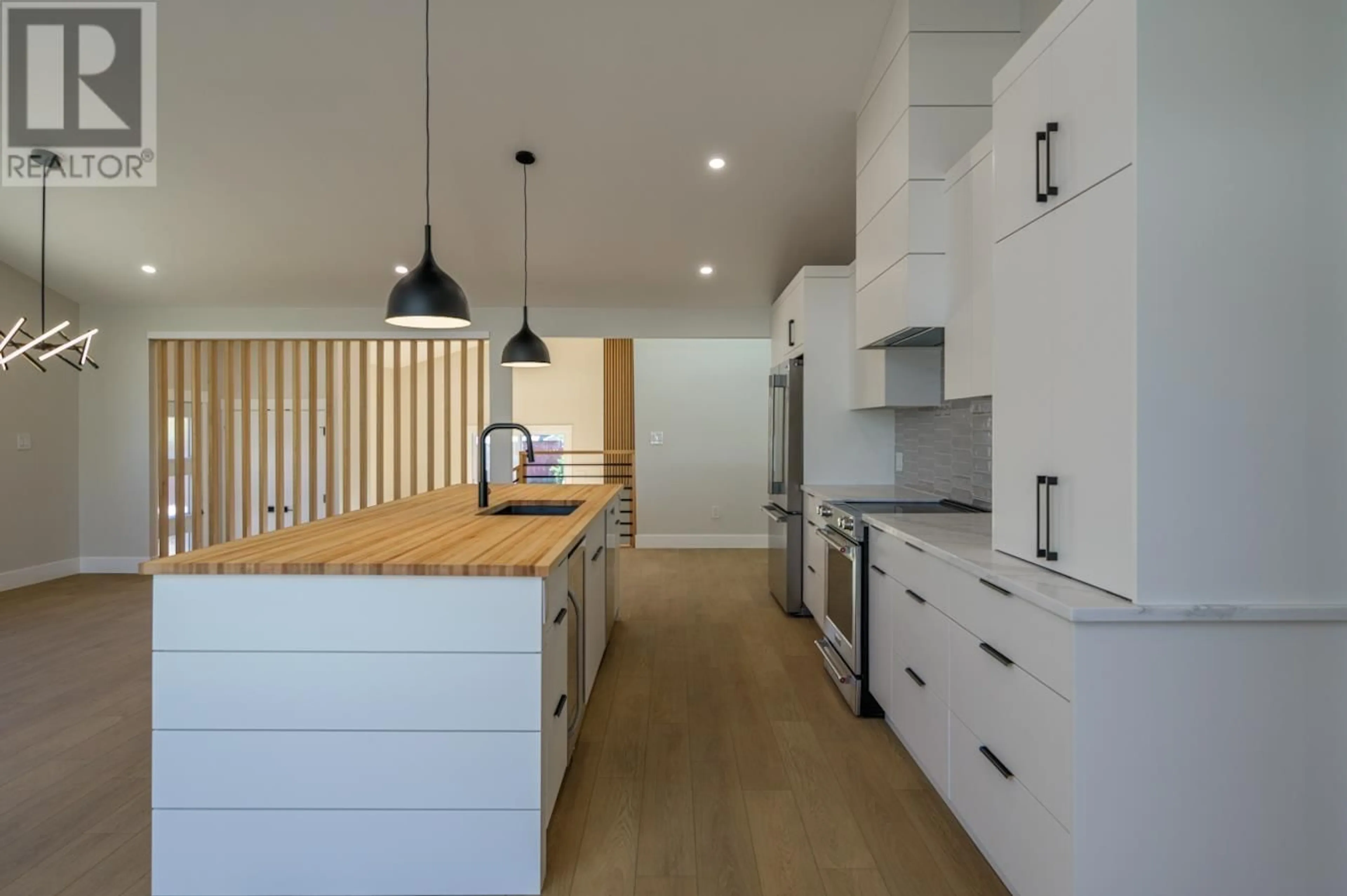 Contemporary kitchen, wood/laminate floor for 4285 CRAIG DRIVE, Prince George British Columbia V2K1E4