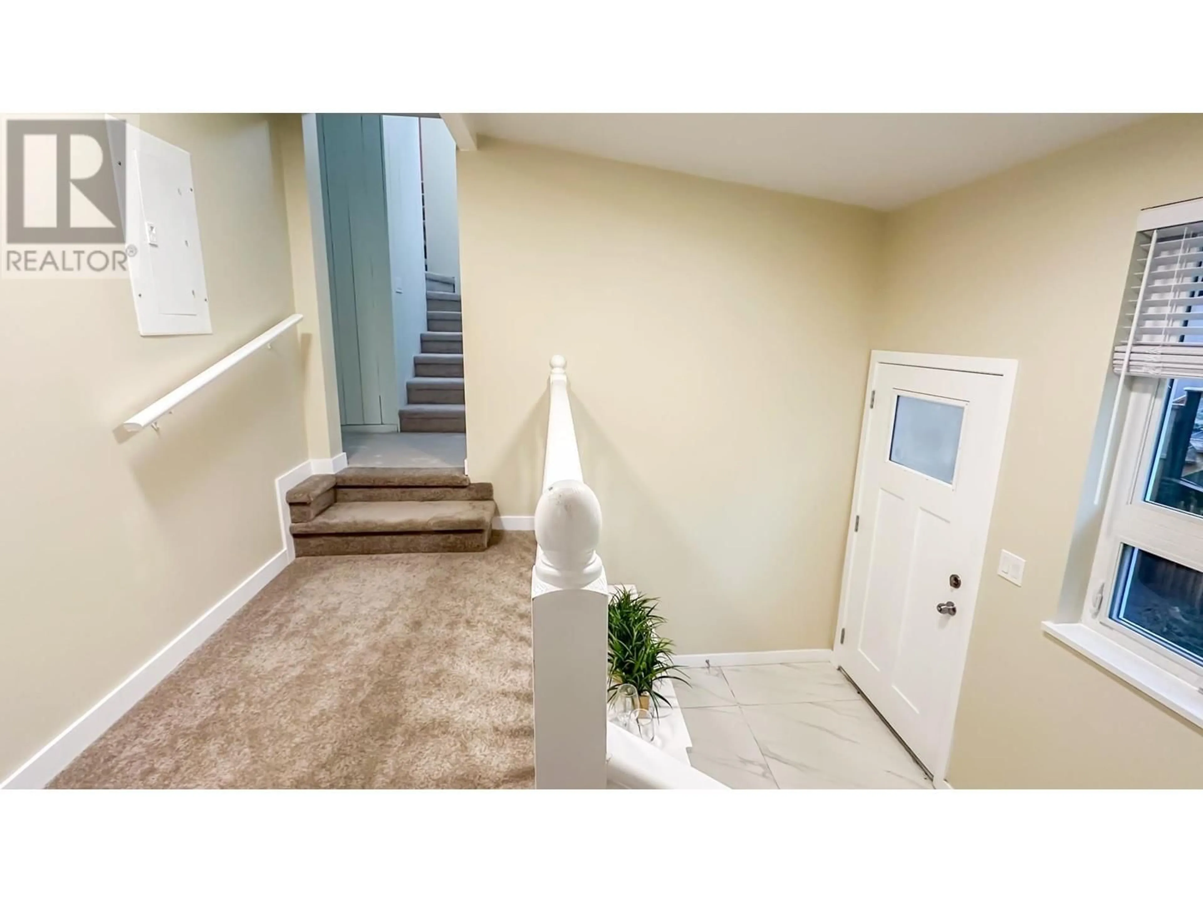 Indoor entryway for 5791 TELEGRAPH TRAIL, West Vancouver British Columbia V7W1R5