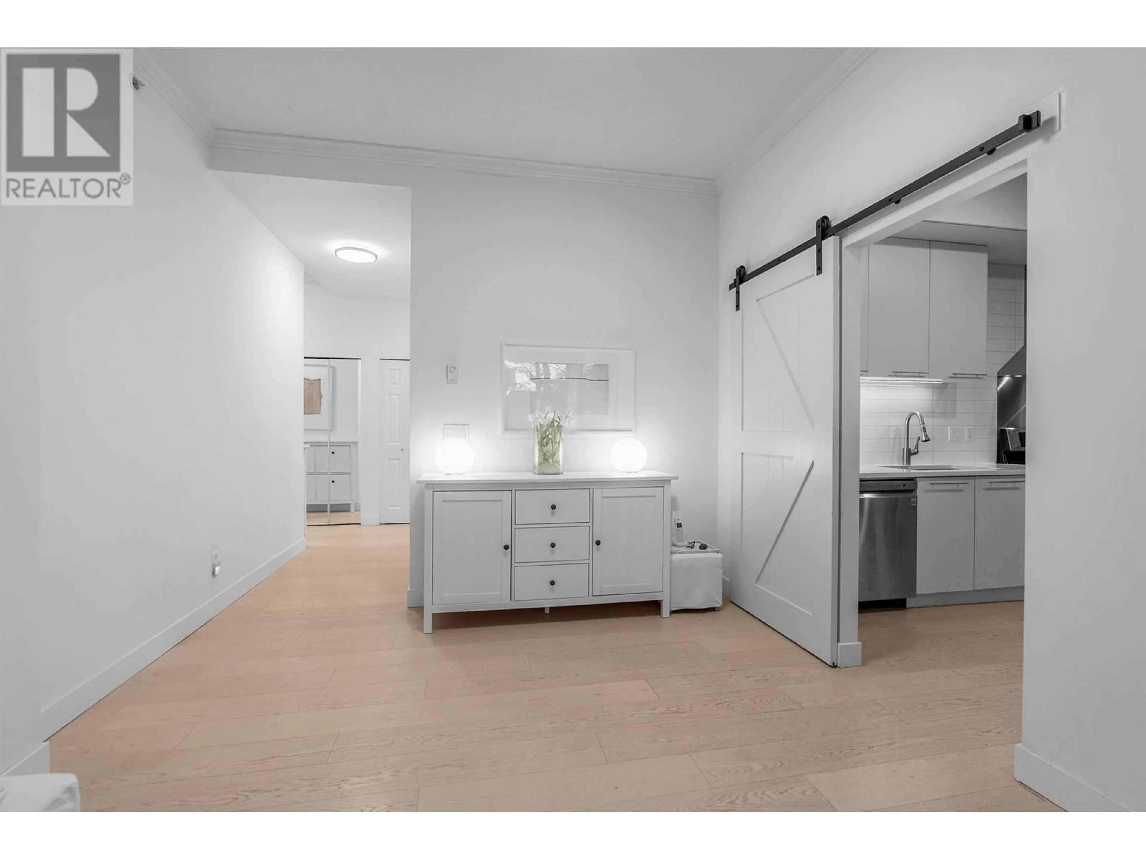 Unknown for 101 - 160 KEITH ROAD, North Vancouver British Columbia V7M3M2