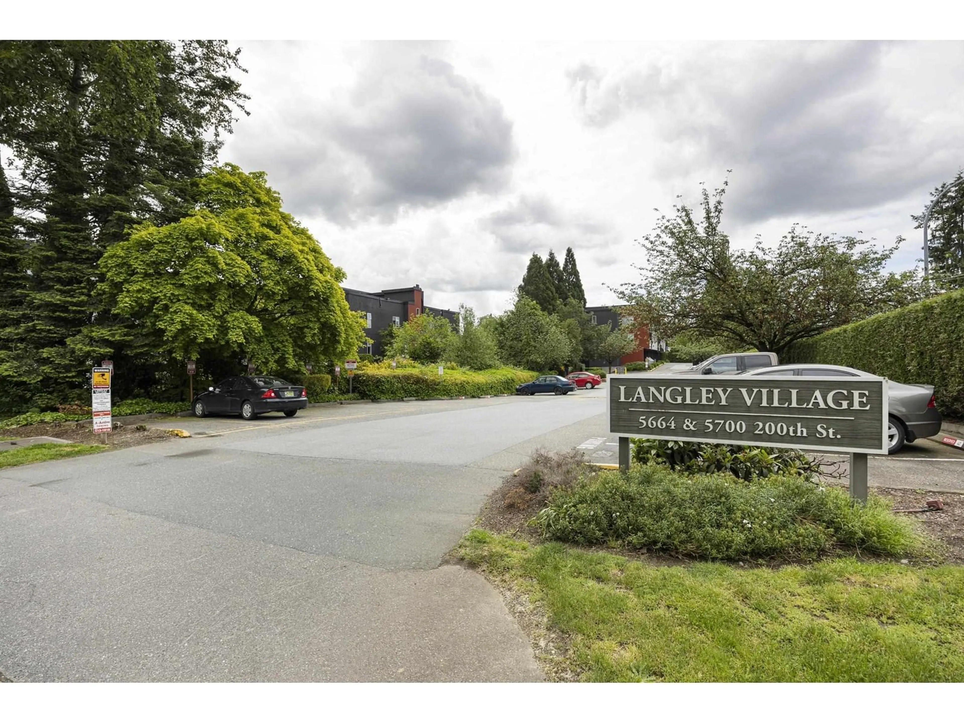 A pic from outside/outdoor area/front of a property/back of a property/a pic from drone, mountain view for 206 - 5664 200, Langley British Columbia V3A1M8