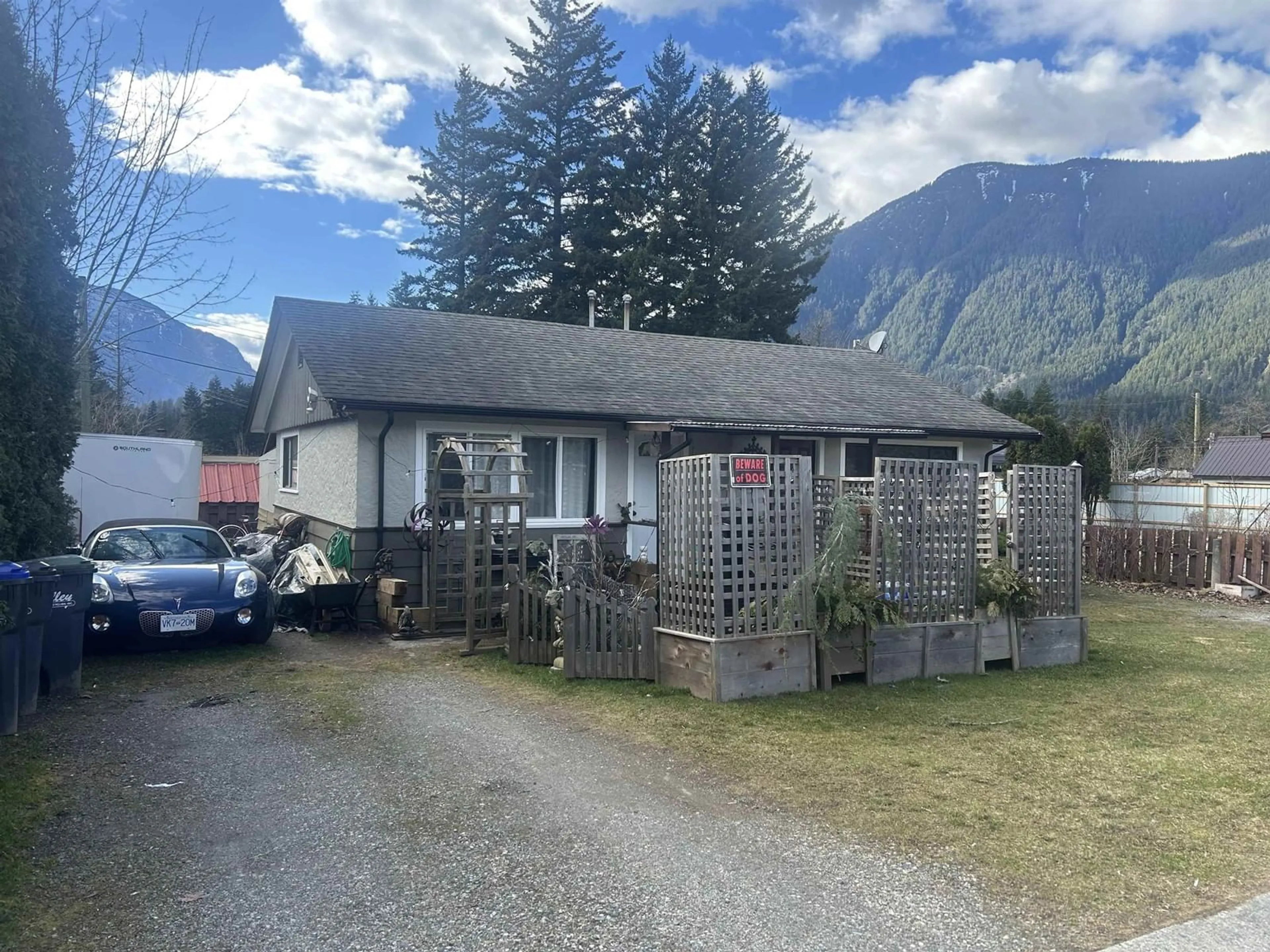 A pic from outside/outdoor area/front of a property/back of a property/a pic from drone, mountain view for 534 536 6TH AVENUE|Hope, Hope British Columbia V0X1L0