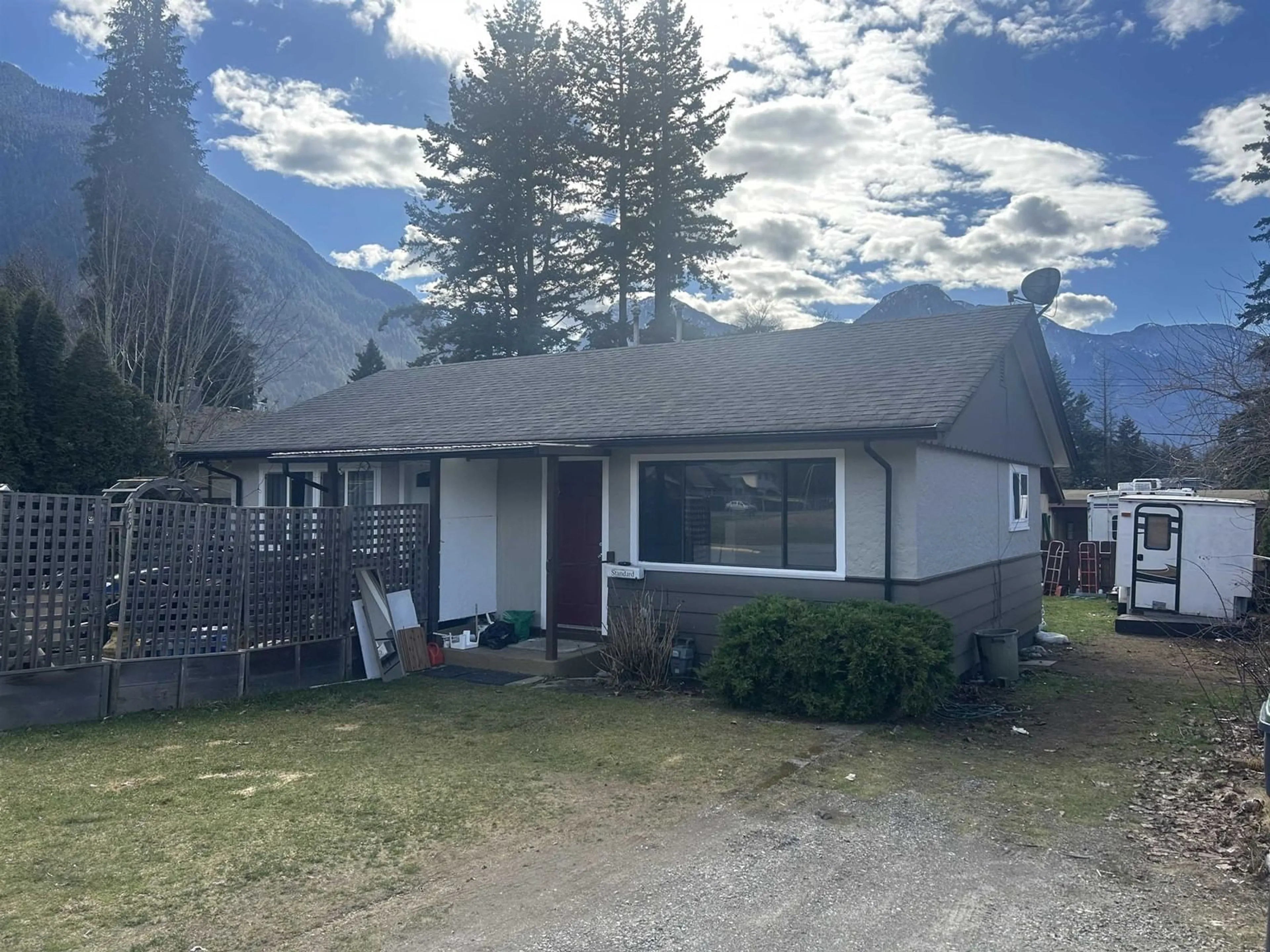 A pic from outside/outdoor area/front of a property/back of a property/a pic from drone, mountain view for 534 536 6TH AVENUE|Hope, Hope British Columbia V0X1L0