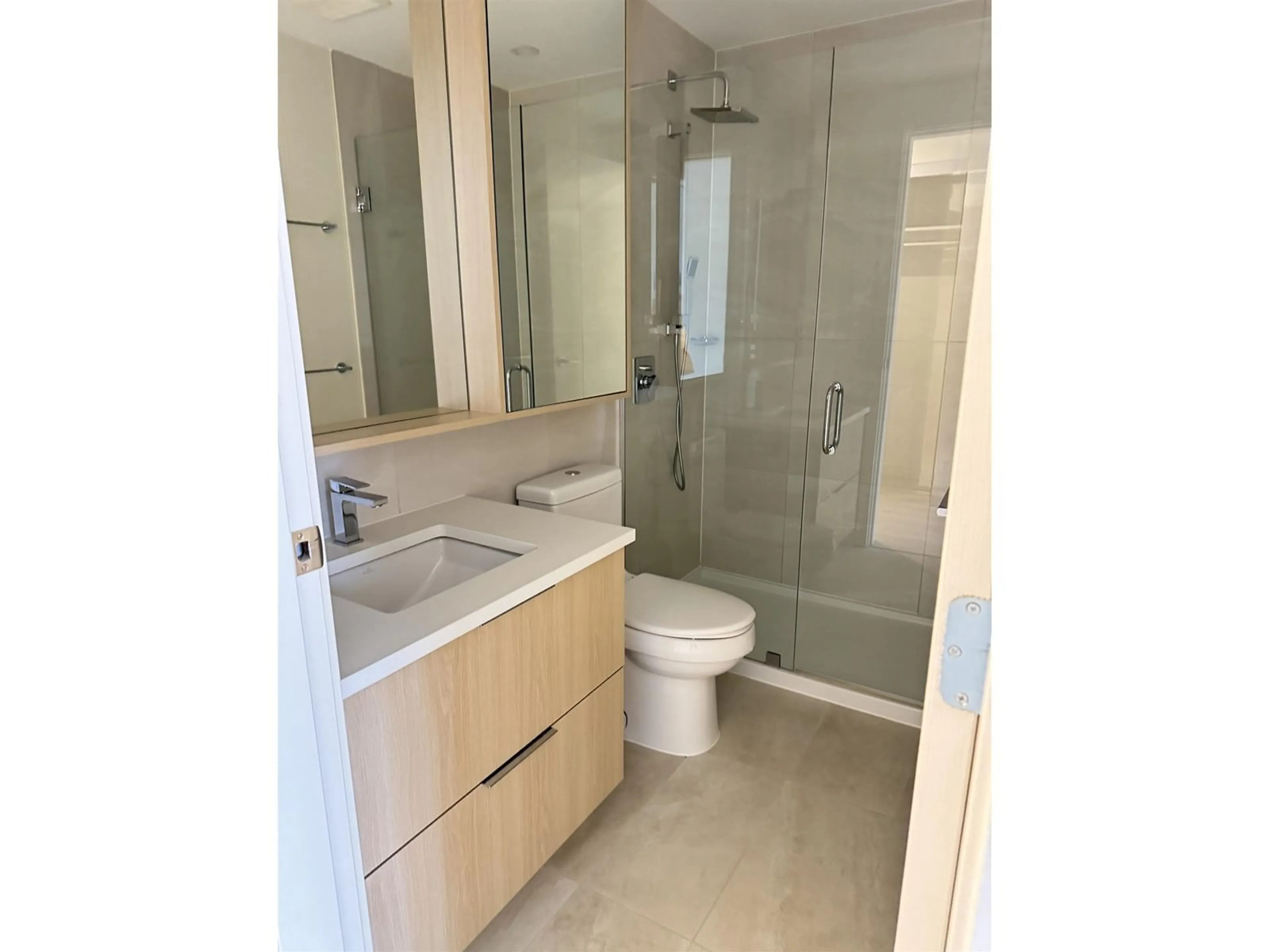 Standard bathroom, ceramic/tile floor for 303 13318 104 AVENUE, Surrey British Columbia V3T0R2