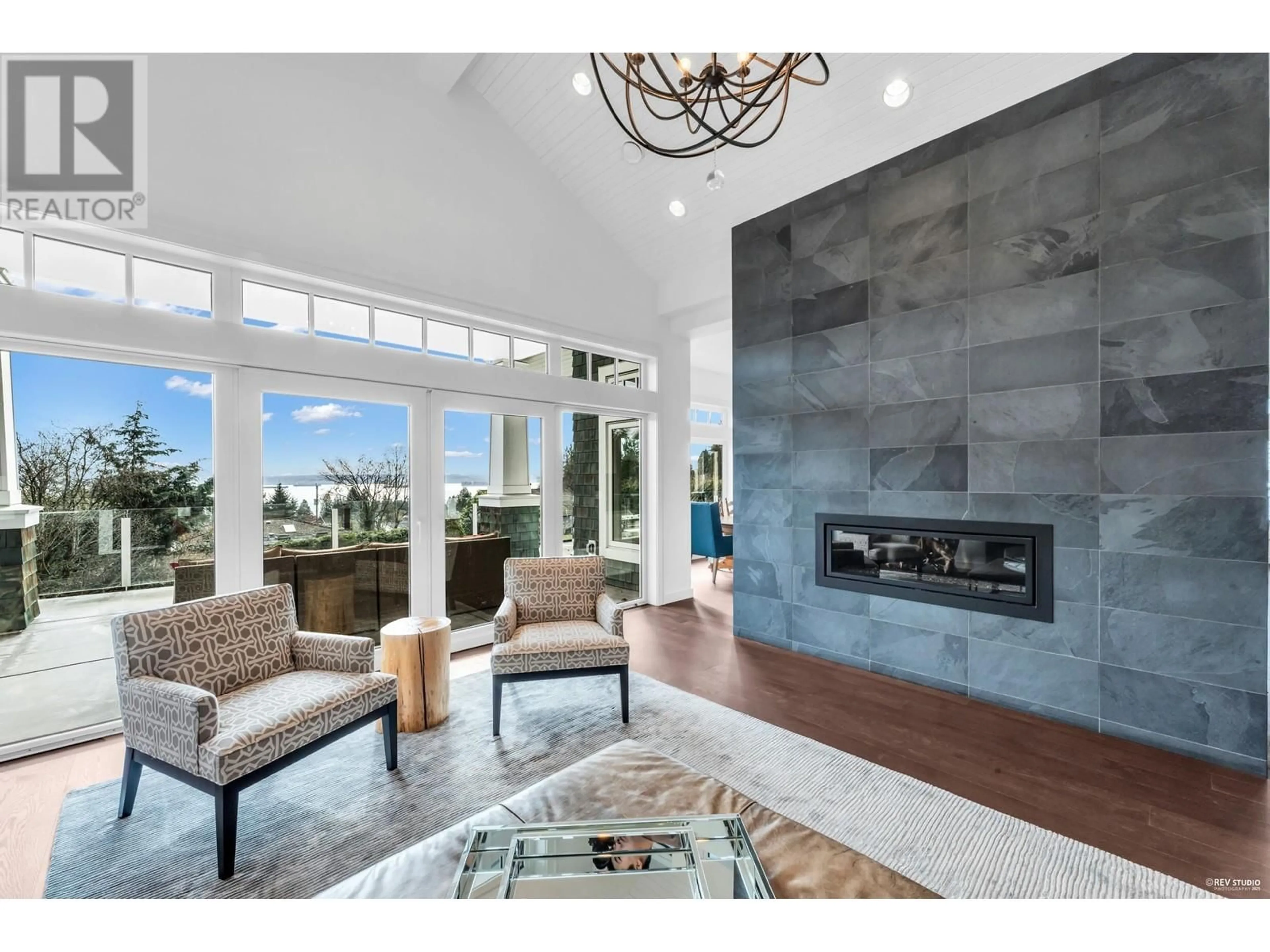 Living room with furniture, unknown for 2478 OTTAWA AVENUE, West Vancouver British Columbia V7V2T1