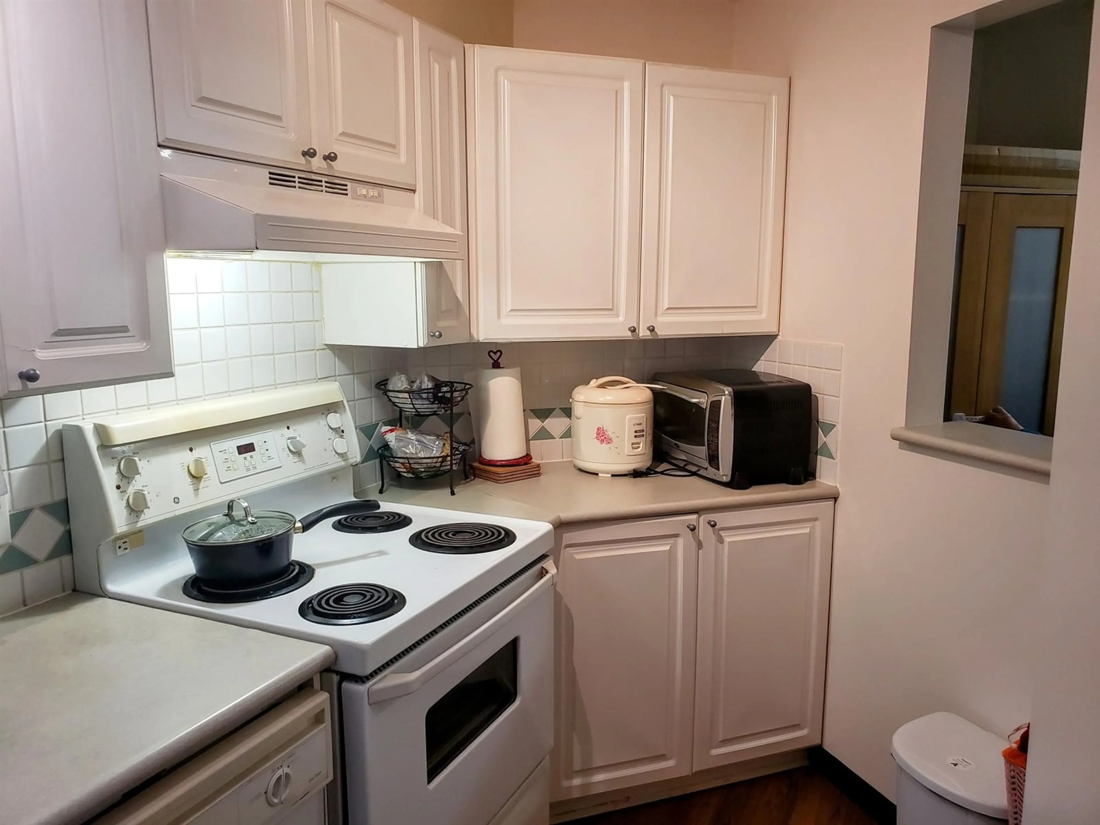 Standard kitchen, unknown for 105 15268 105 AVENUE, Surrey British Columbia V3R0W8