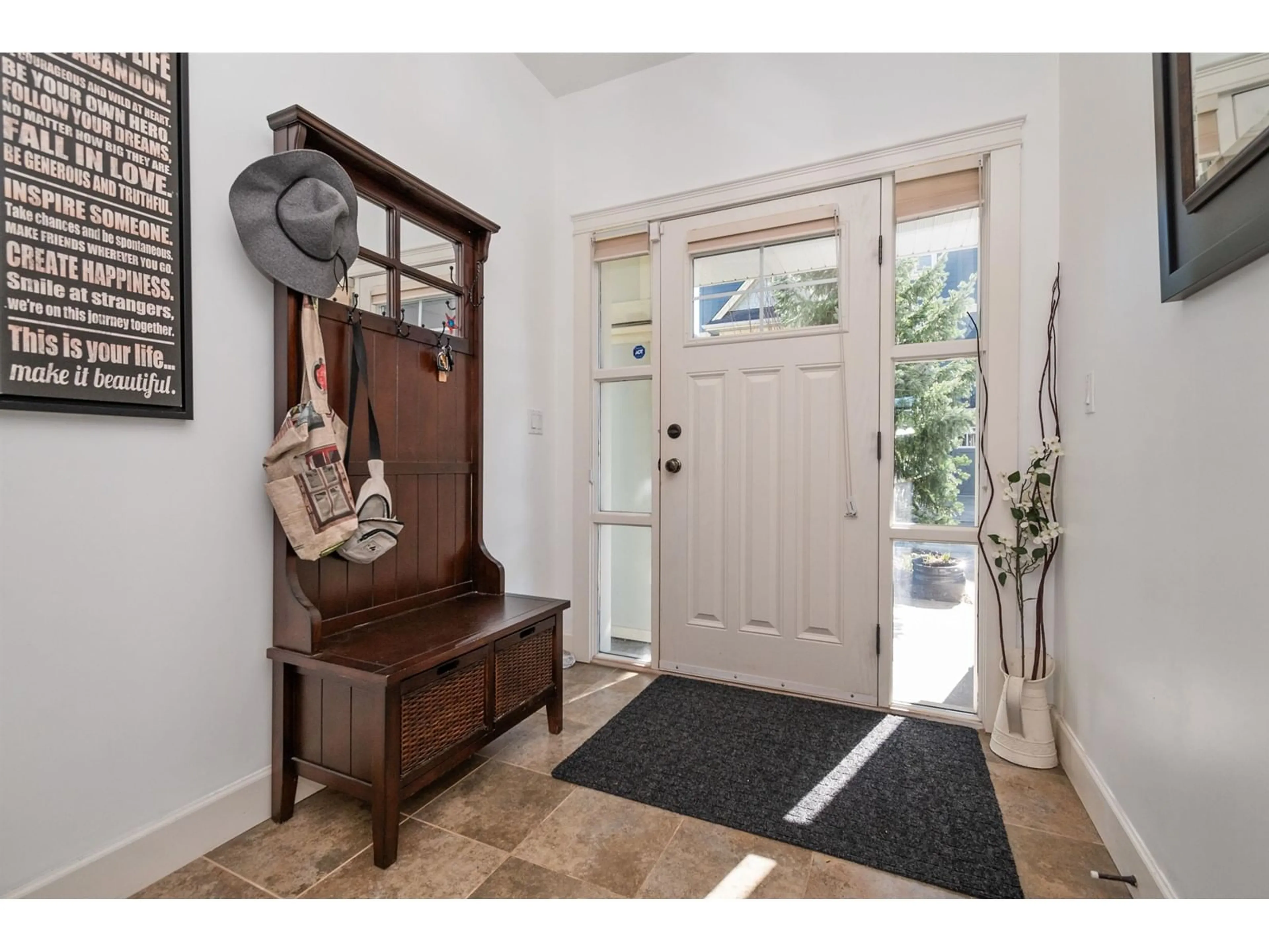 Indoor entryway for 10 45290 SOOWAHLIE CRESCENT|Garrison Cro, Chilliwack British Columbia V2R0S6