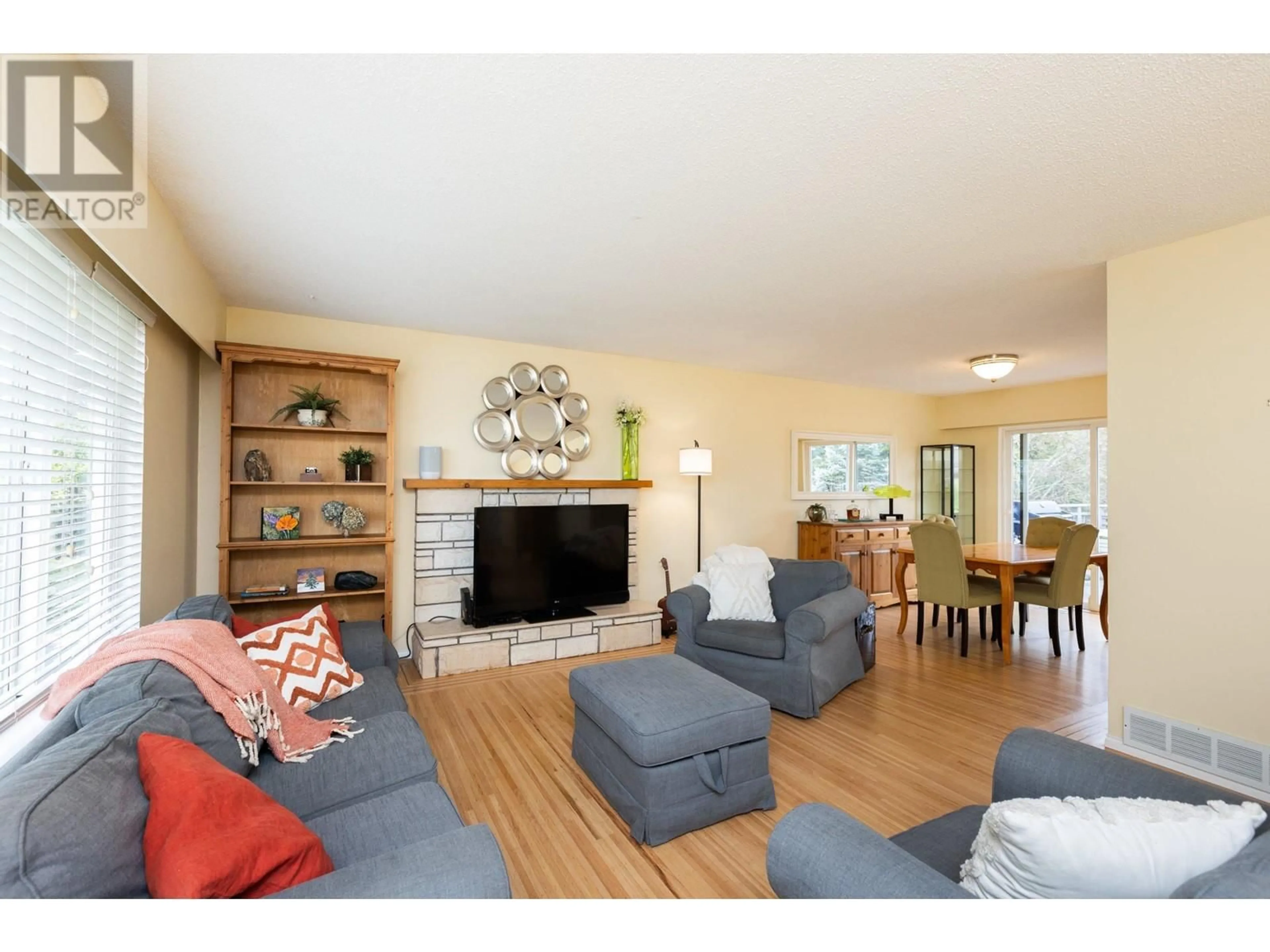 Living room with furniture, wood/laminate floor for 6059 49B AVENUE, Delta British Columbia V4K1Z9