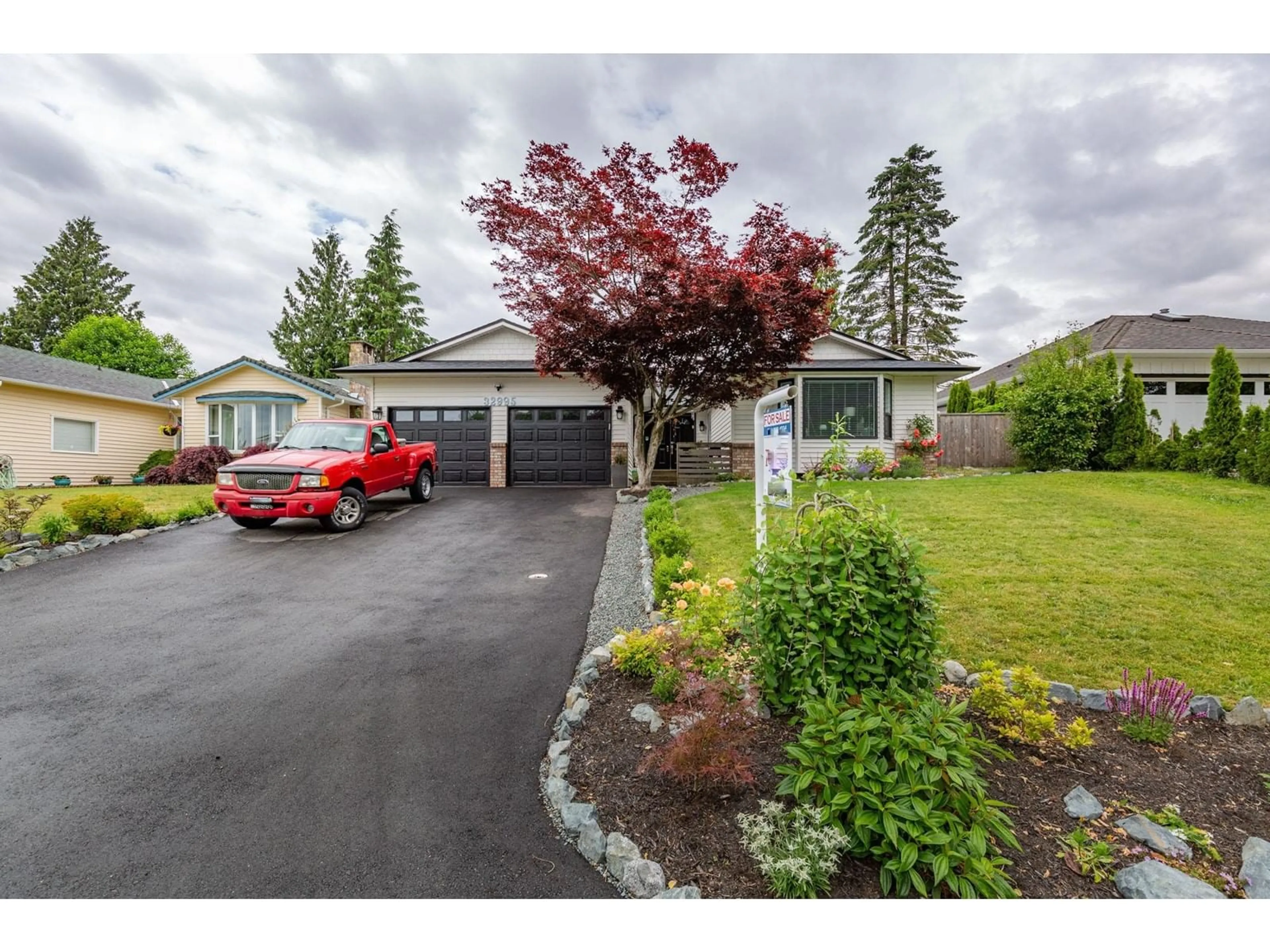 A pic from outside/outdoor area/front of a property/back of a property/a pic from drone, street for 32995 WHIDDEN, Mission British Columbia V2V6G4
