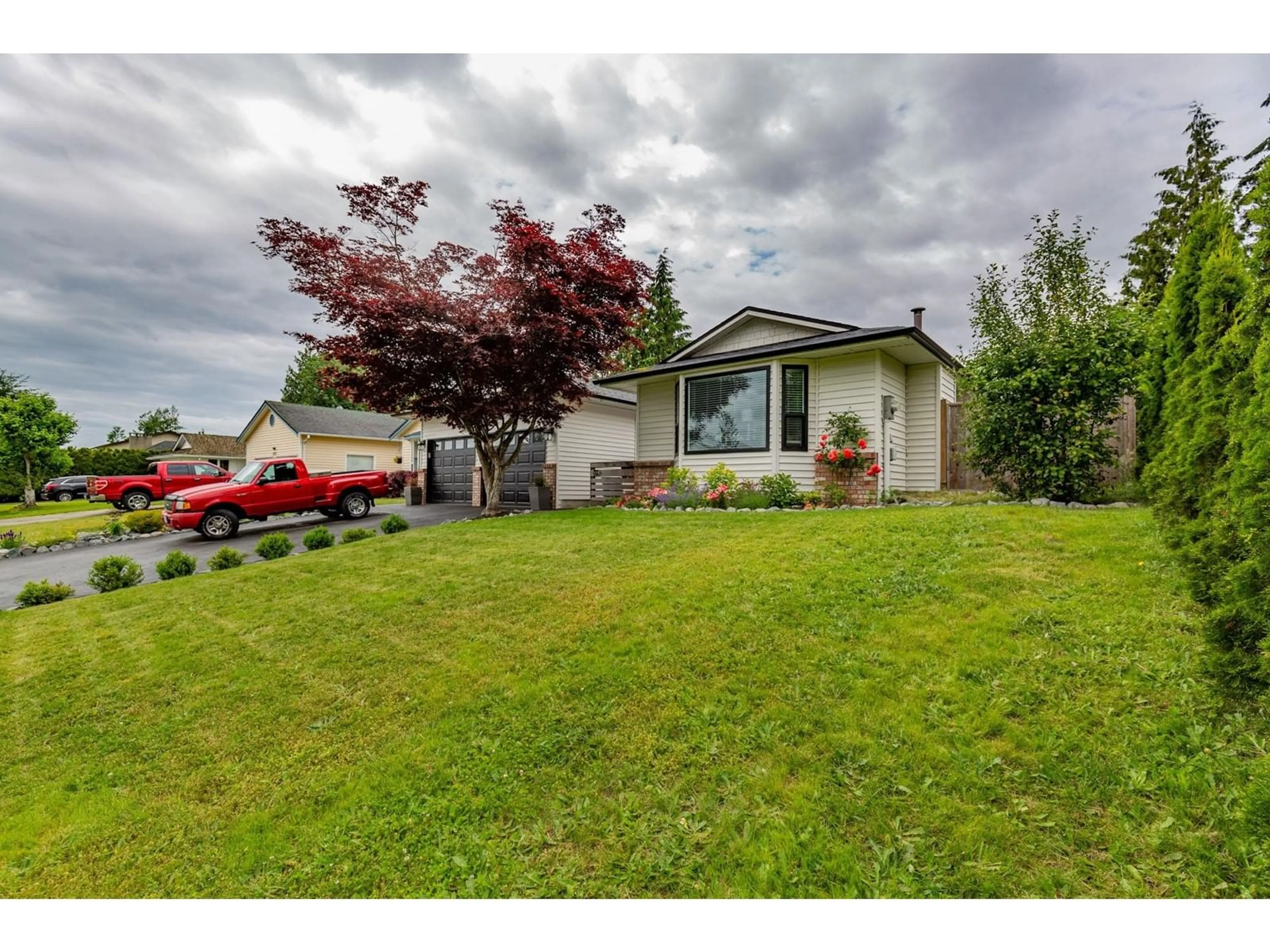 A pic from outside/outdoor area/front of a property/back of a property/a pic from drone, street for 32995 WHIDDEN, Mission British Columbia V2V6G4