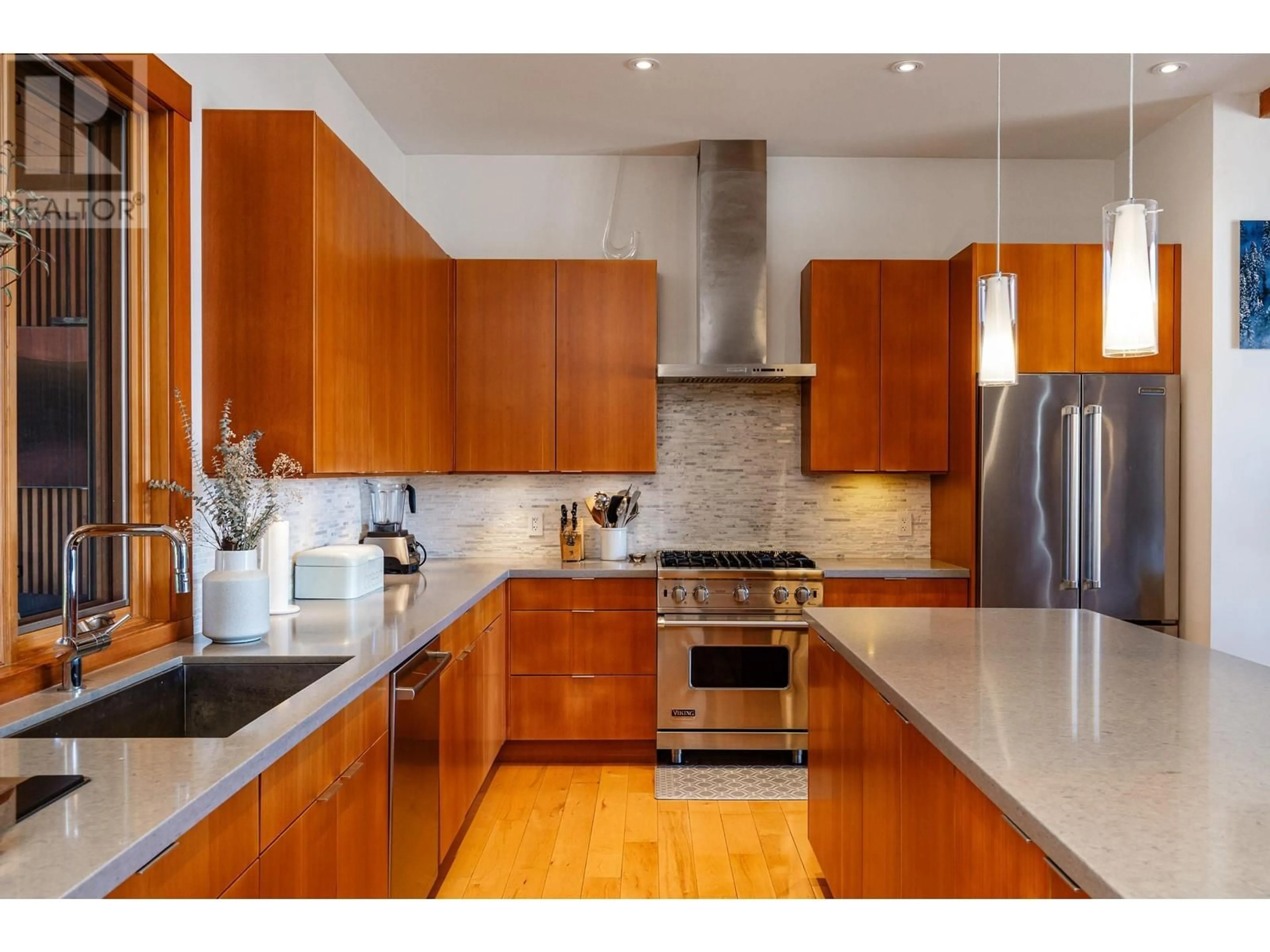Contemporary kitchen, unknown for 1054 JAY CRESCENT, Squamish British Columbia V8B0P3