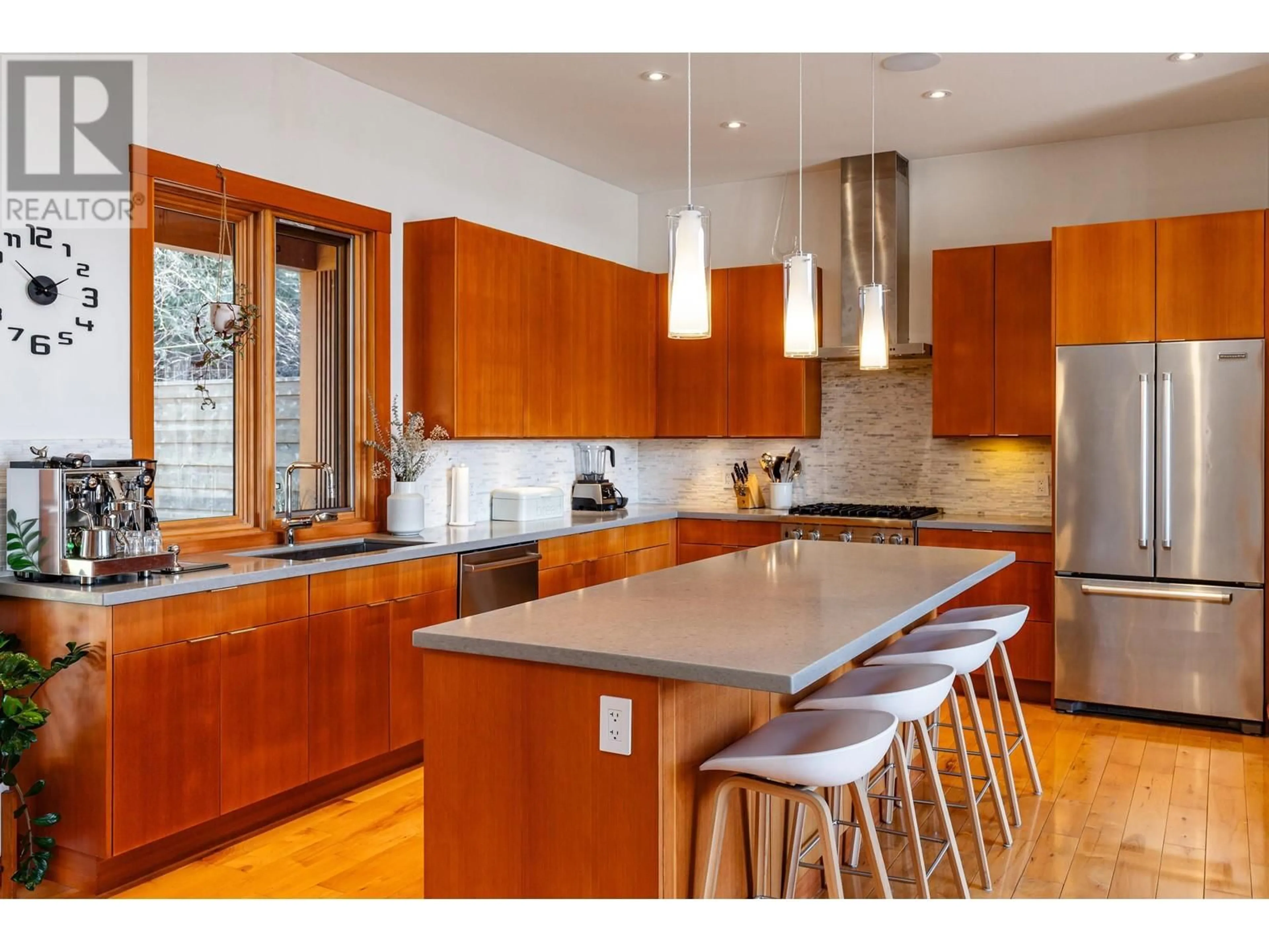 Contemporary kitchen, unknown for 1054 JAY CRESCENT, Squamish British Columbia V8B0P3