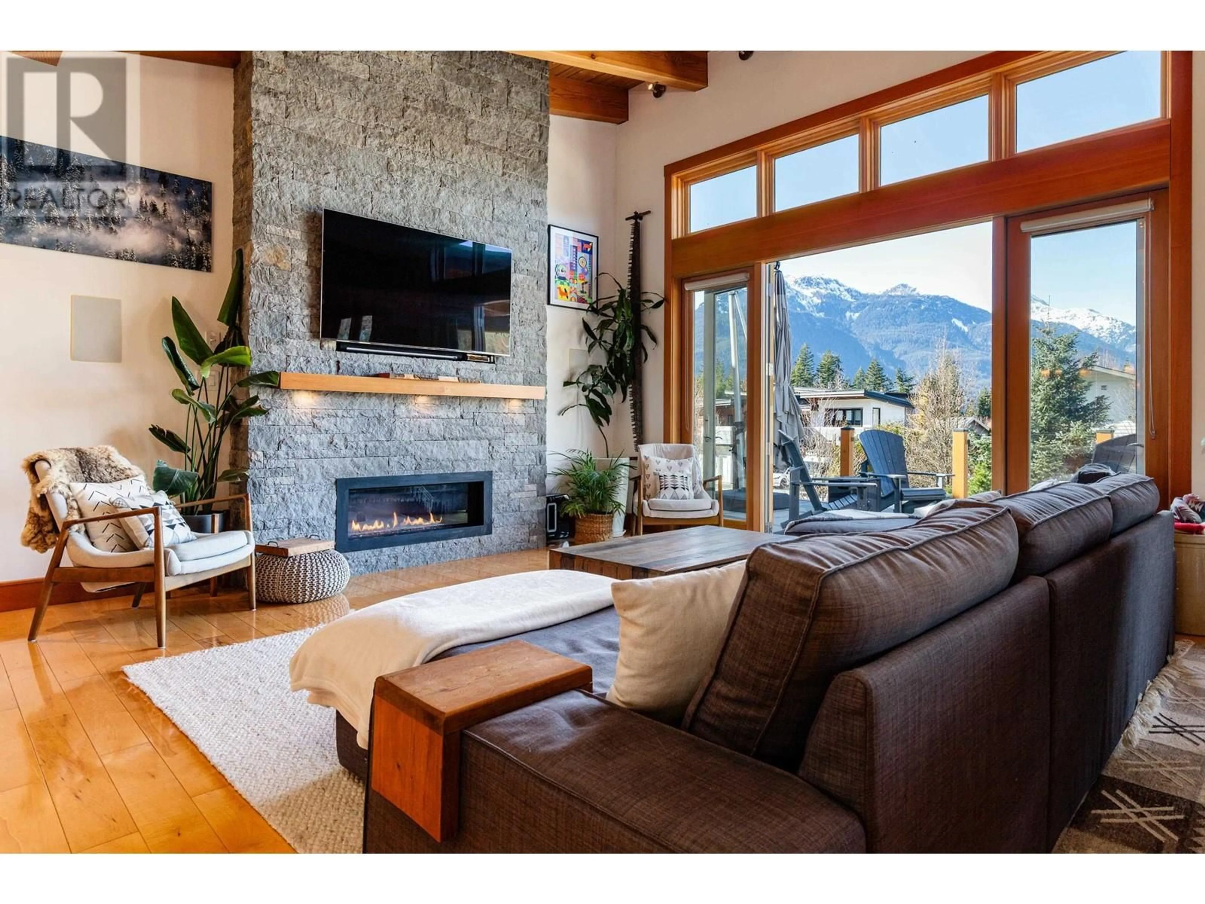 Living room with furniture, unknown for 1054 JAY CRESCENT, Squamish British Columbia V8B0P3