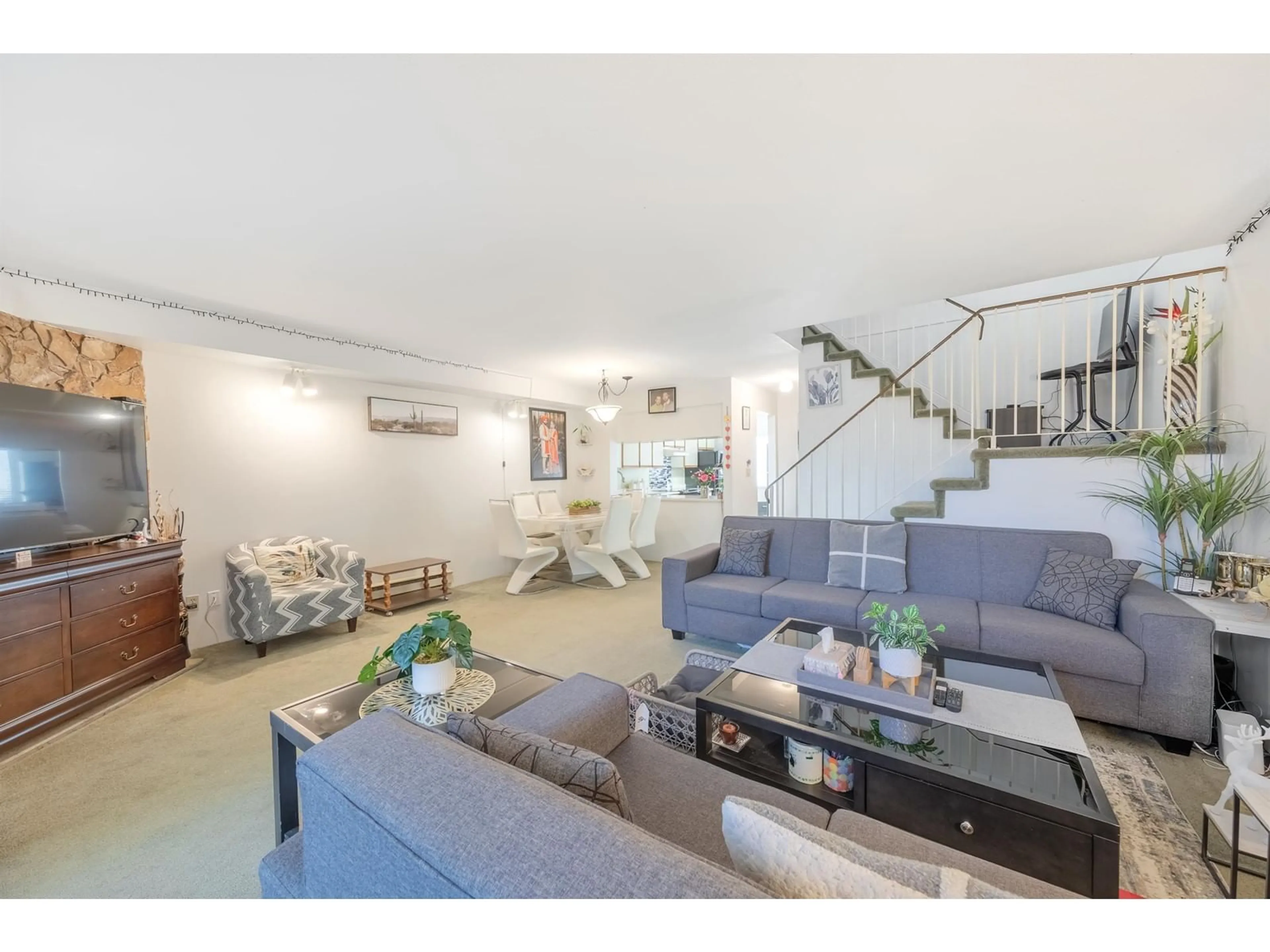 Living room with furniture, unknown for 10 - 7540 138, Surrey British Columbia V3W9M5