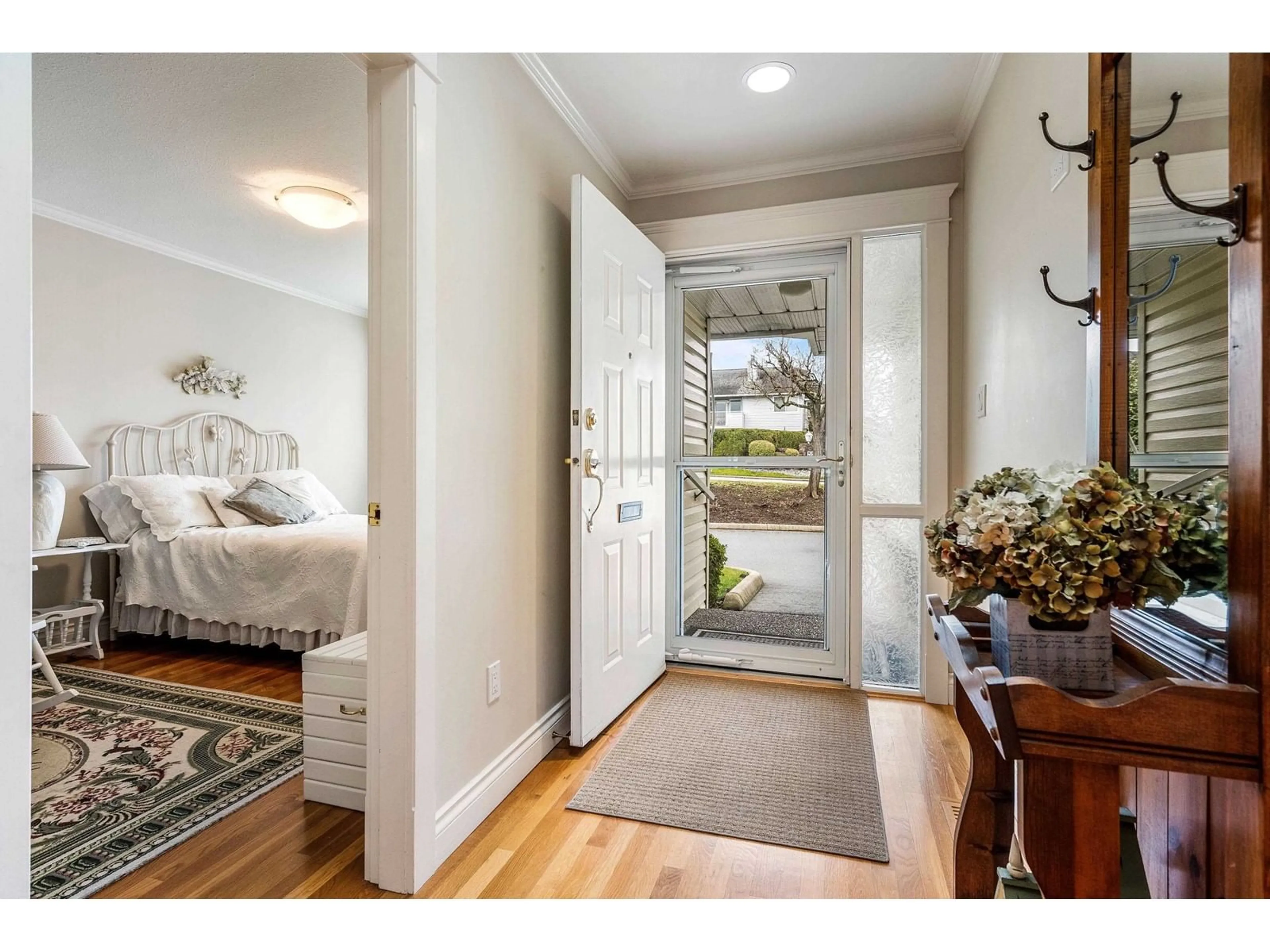 Indoor entryway for 14 - 3054 TRAFALGAR, Abbotsford British Columbia V2S7X6