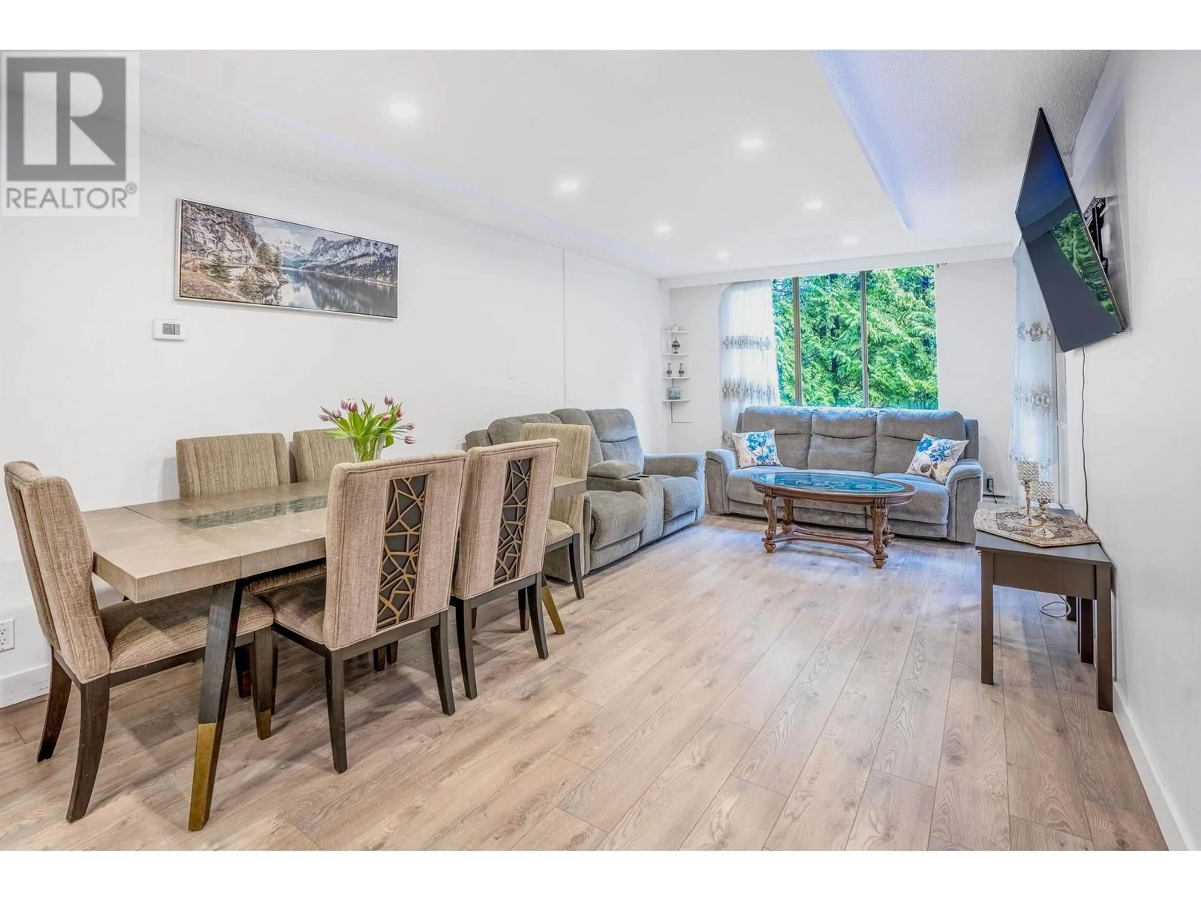 Living room with furniture, wood/laminate floor for 505 - 2012 FULLERTON AVENUE, North Vancouver British Columbia V7P3E3