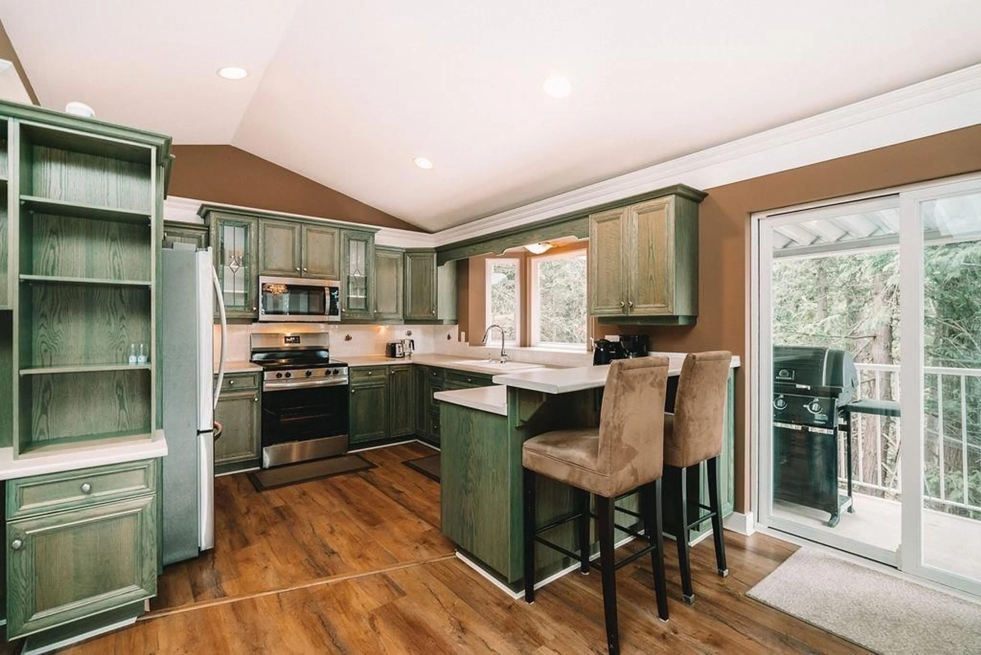 Open concept kitchen, wood/laminate floor for 6960 ROCKWELL DRIVE|Harrison Lake, Harrison Hot Springs British Columbia V0M1A0