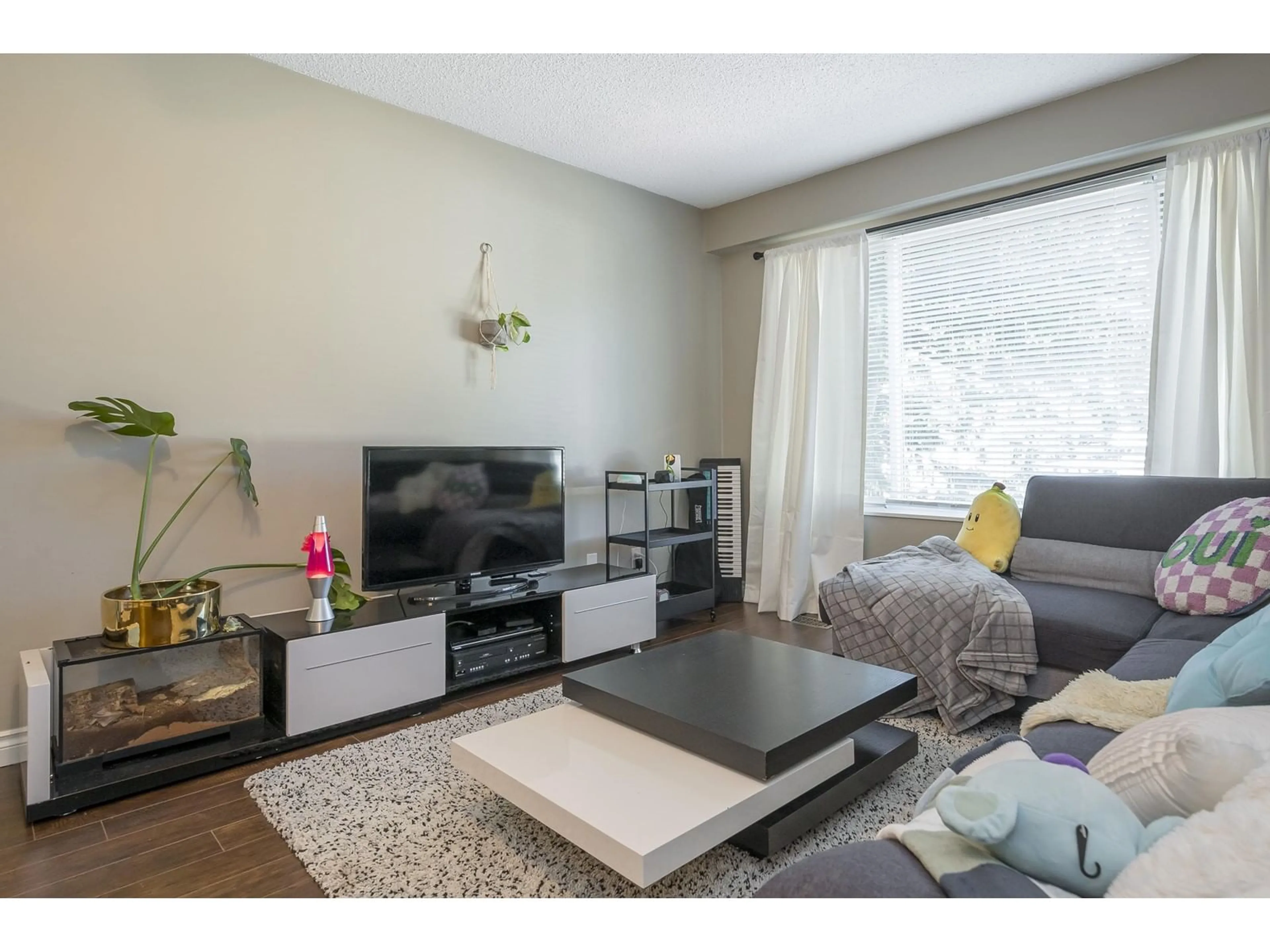 Living room with furniture, wood/laminate floor for 1 33310 WESTBURY AVENUE, Abbotsford British Columbia V2S1C2