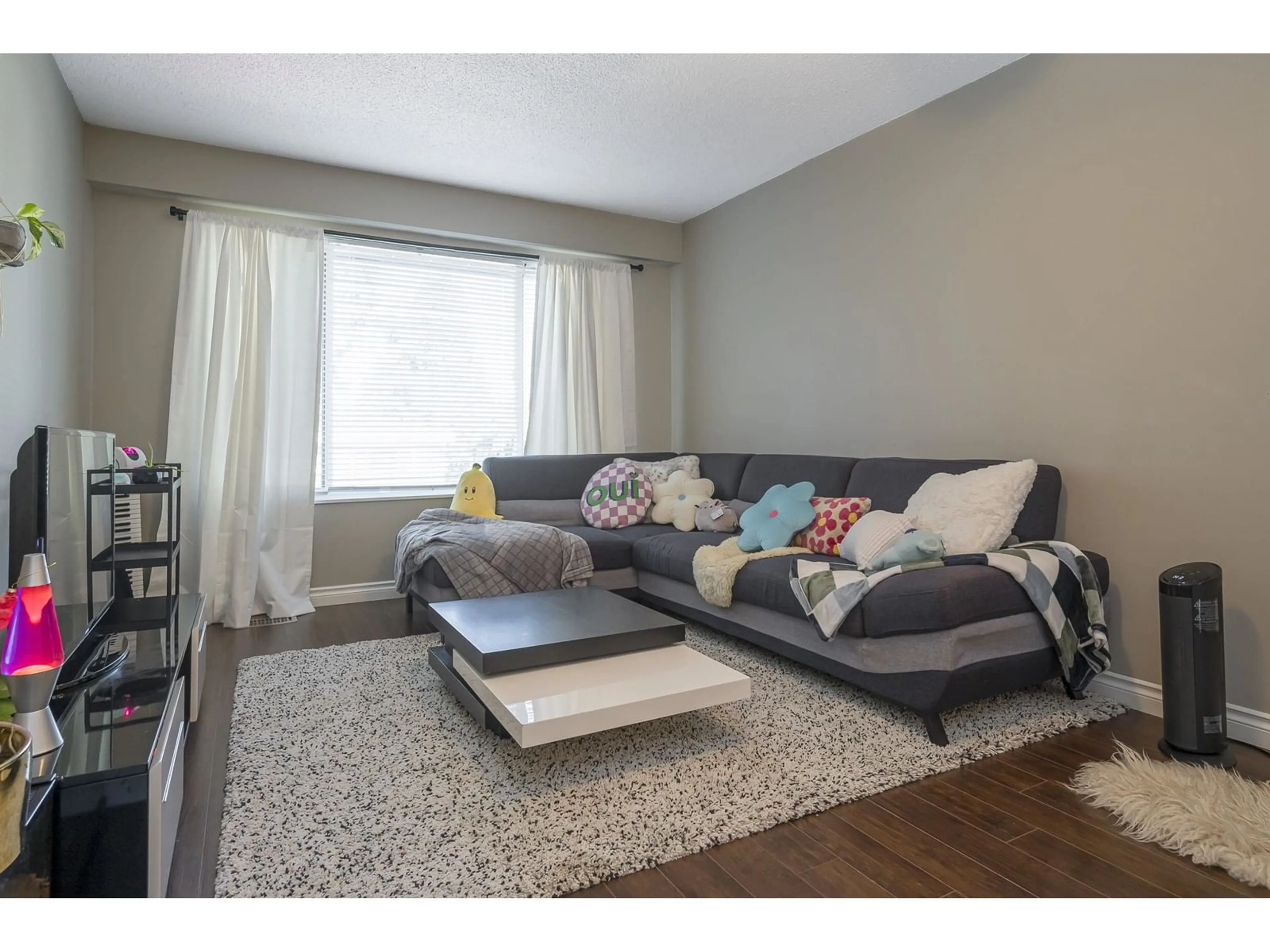 Living room with furniture, wood/laminate floor for 1 33310 WESTBURY AVENUE, Abbotsford British Columbia V2S1C2