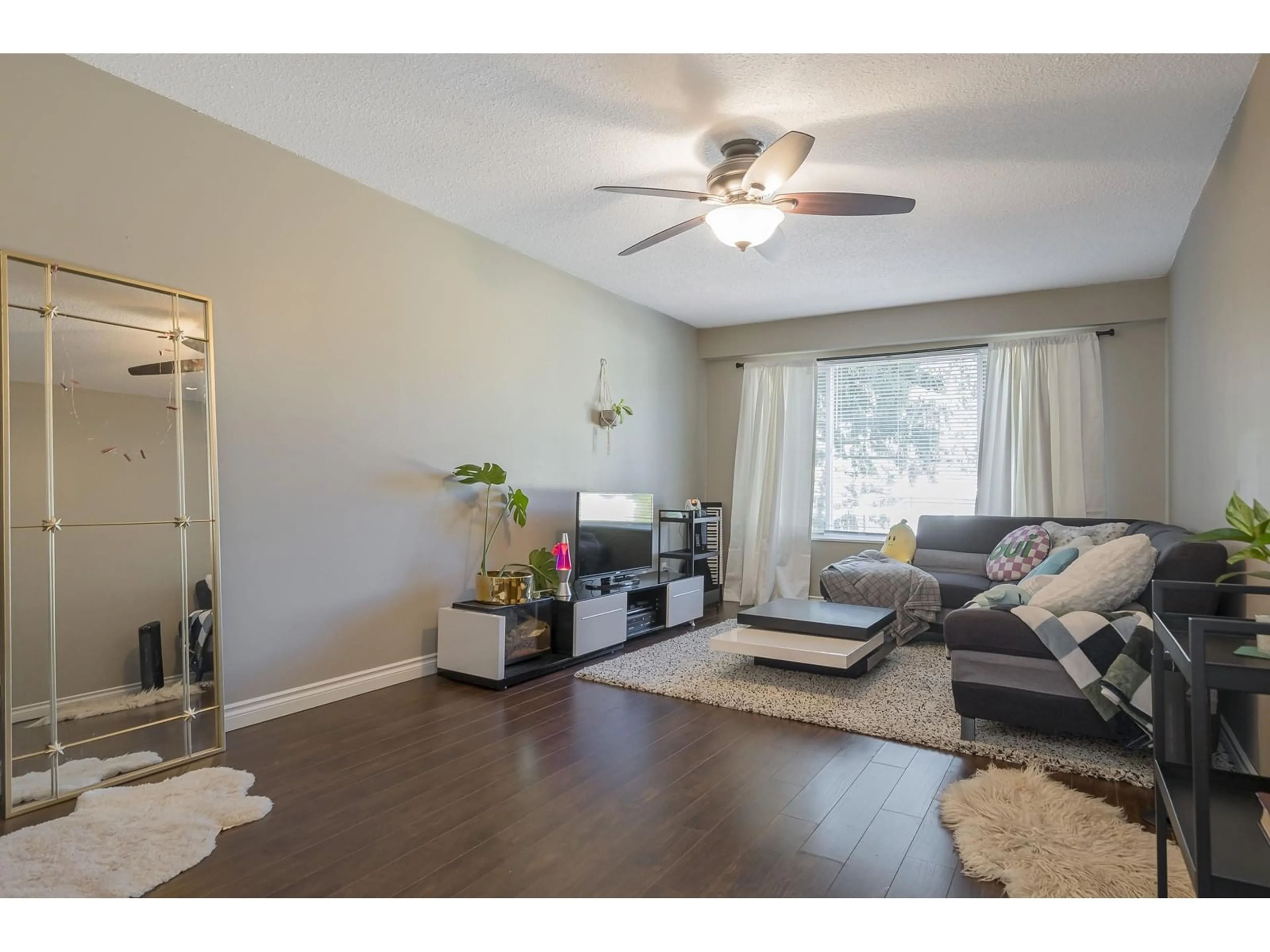 Living room with furniture, wood/laminate floor for 1 33310 WESTBURY AVENUE, Abbotsford British Columbia V2S1C2