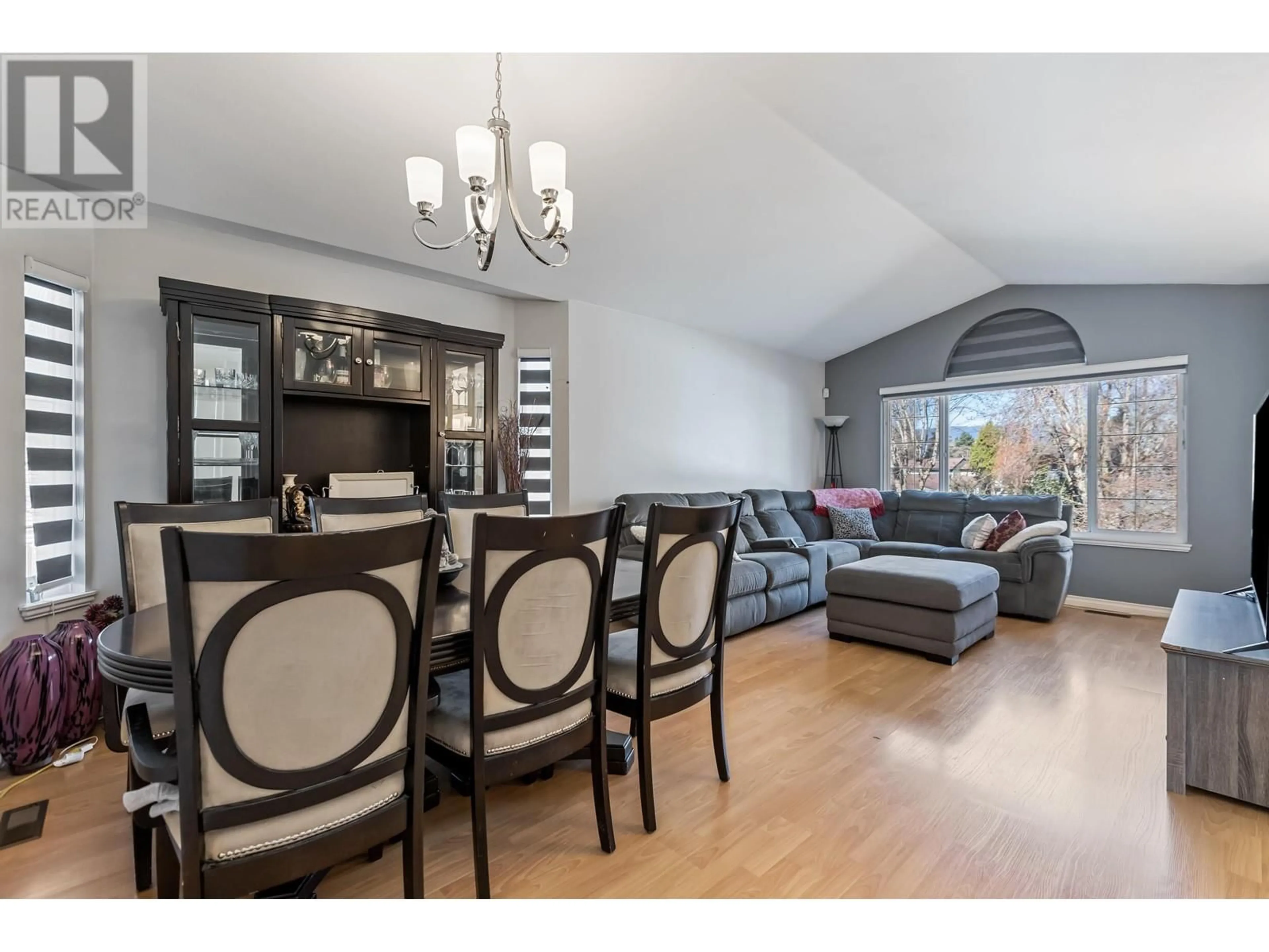 Living room with furniture, wood/laminate floor for 20660 THORNE AVENUE, Maple Ridge British Columbia V2X2K8
