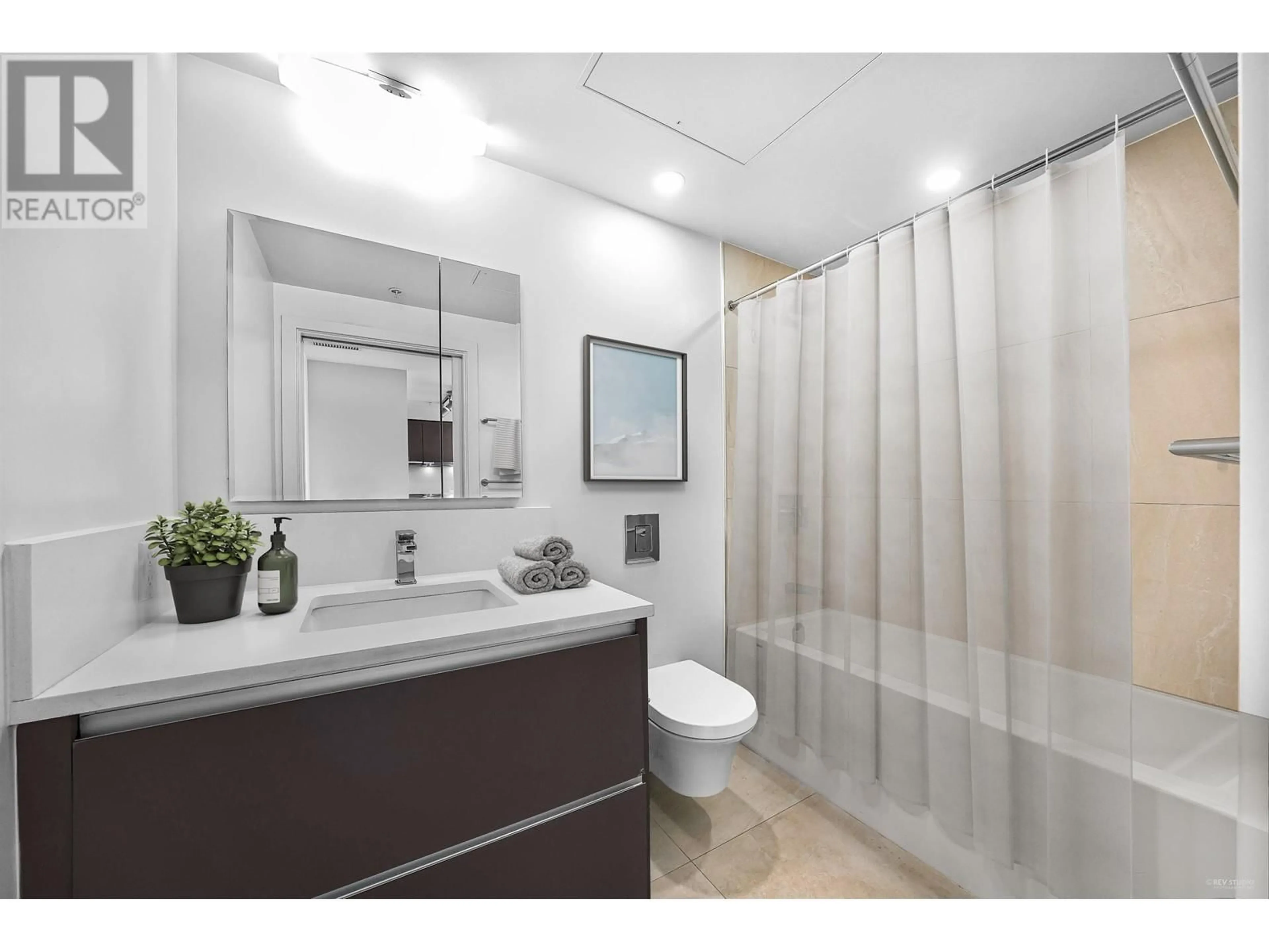 Standard bathroom, ceramic/tile floor for 815 180 E 2ND AVENUE, Vancouver British Columbia V5T0K4