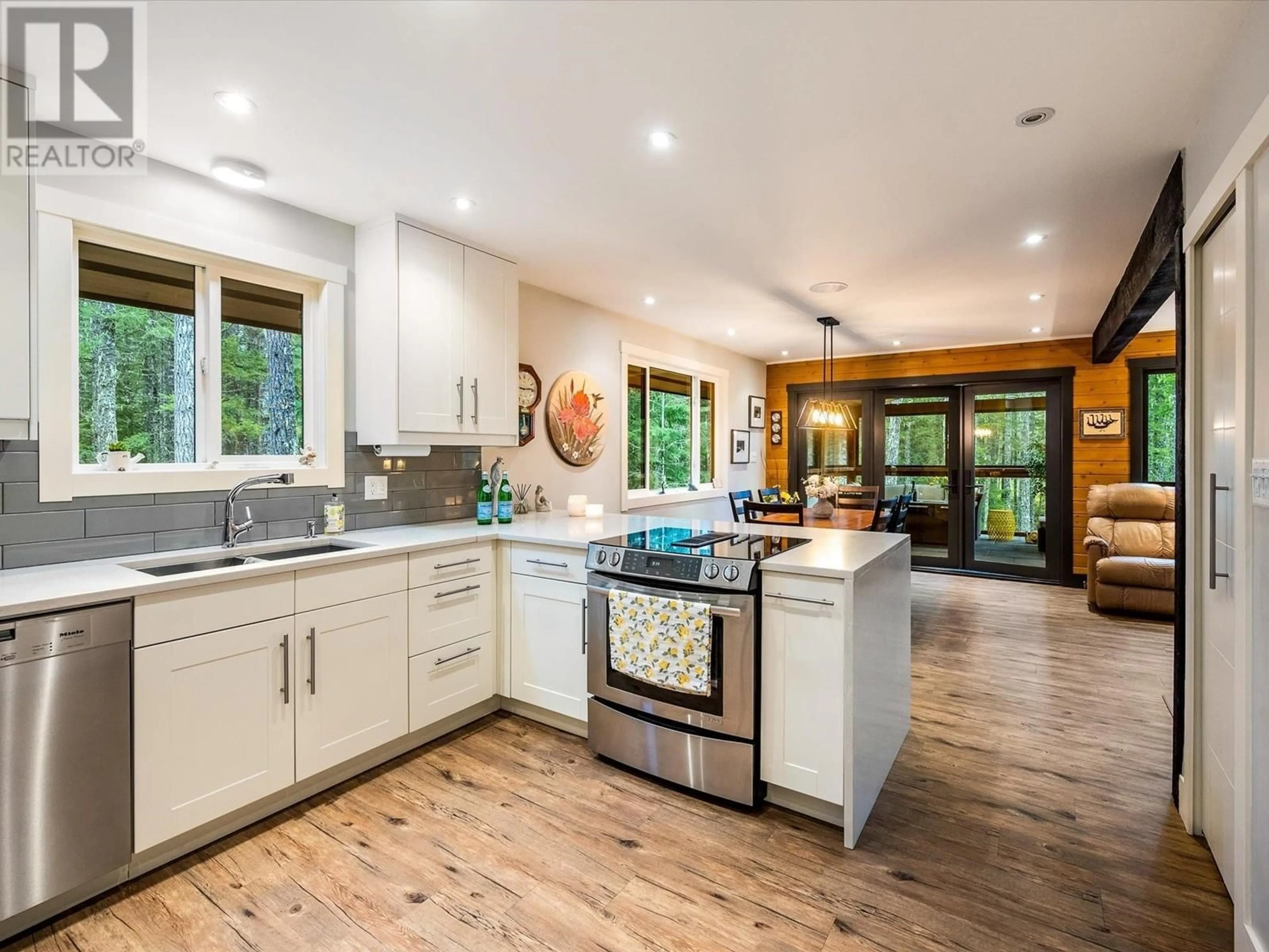 Open concept kitchen, wood/laminate floor for 4 RIDGE DRIVE, Whistler British Columbia V8E0A1