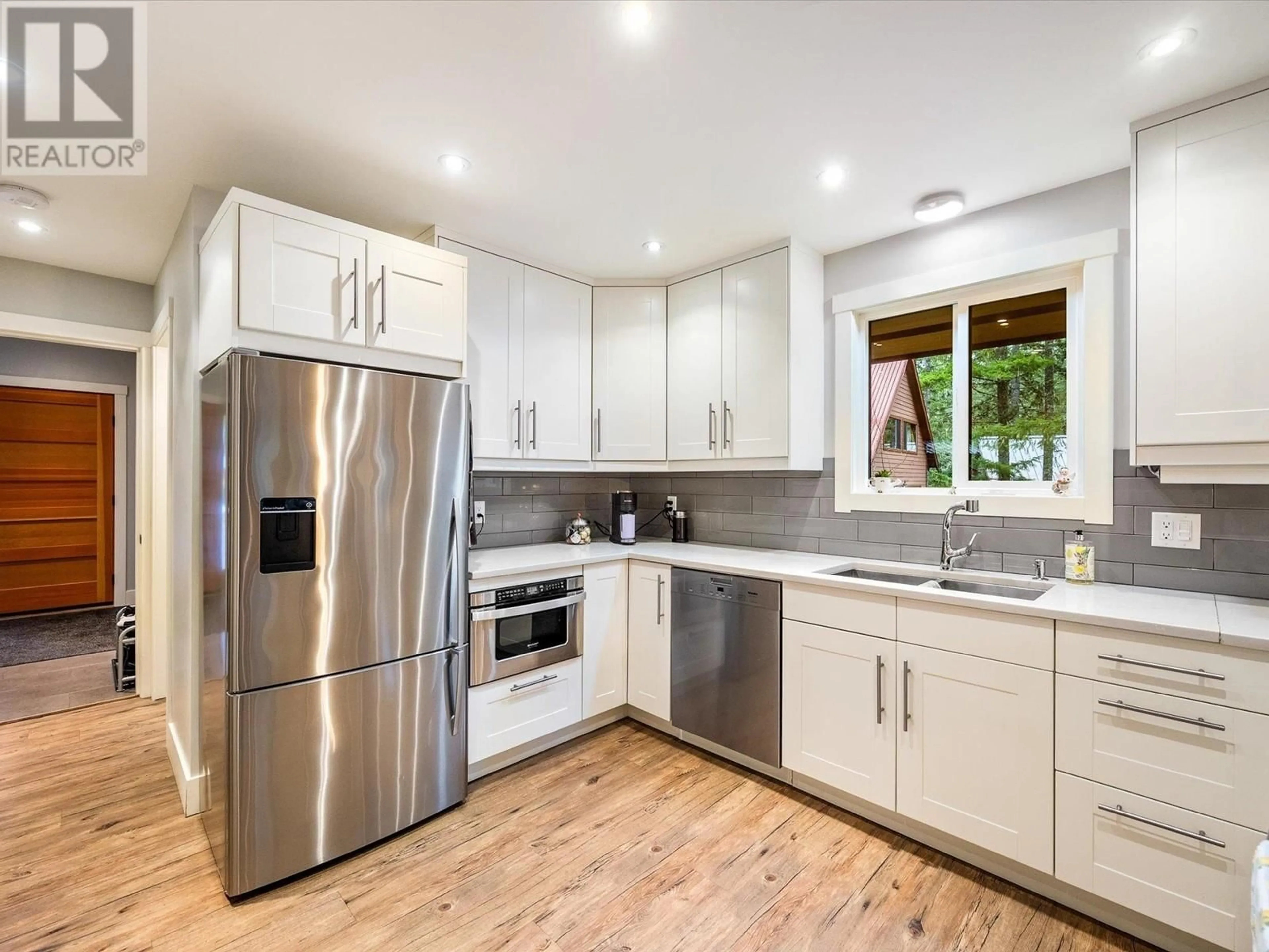 Open concept kitchen, unknown for 4 RIDGE DRIVE, Whistler British Columbia V8E0A1