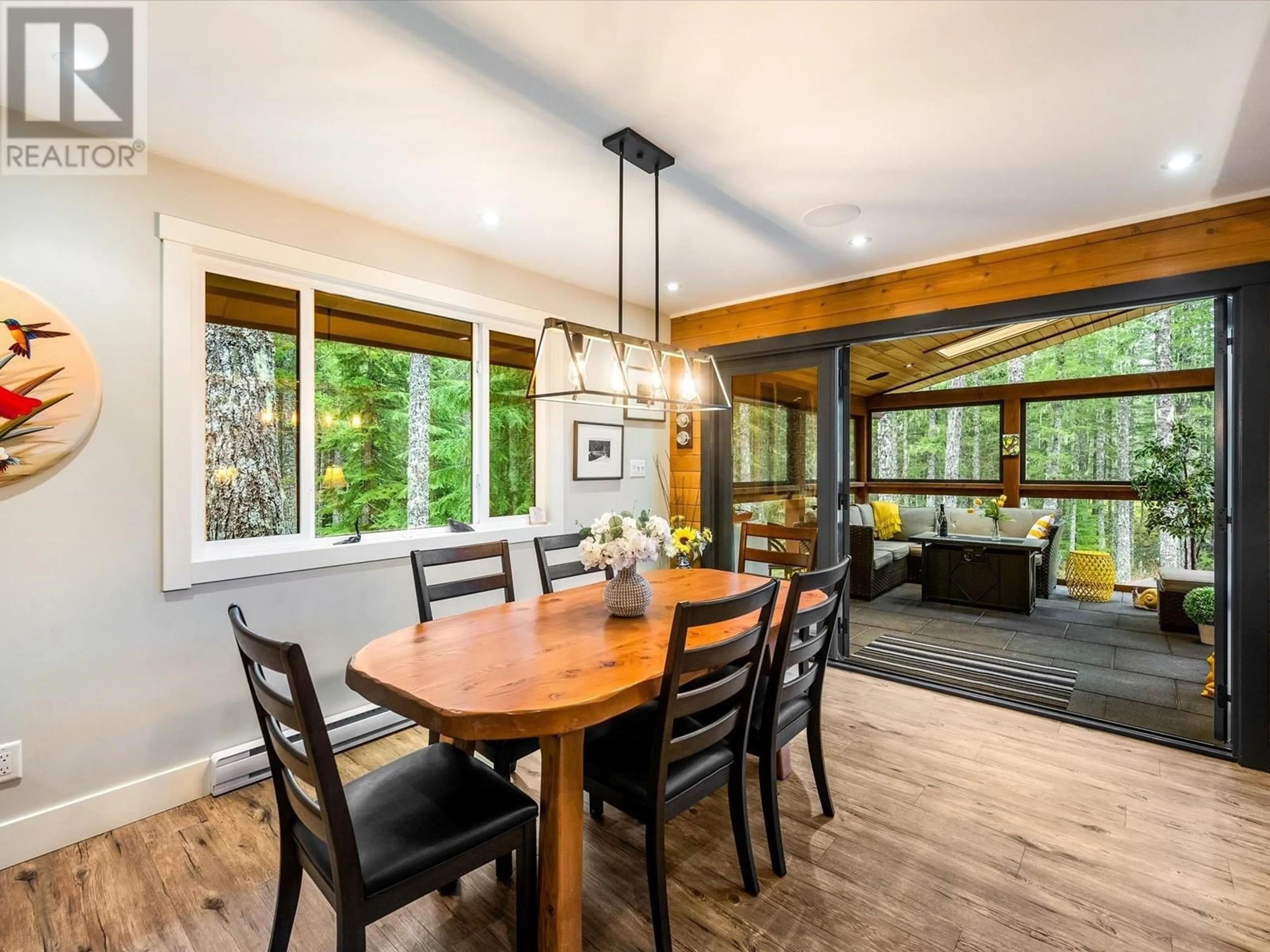 Dining room, wood/laminate floor for 4 RIDGE DRIVE, Whistler British Columbia V8E0A1