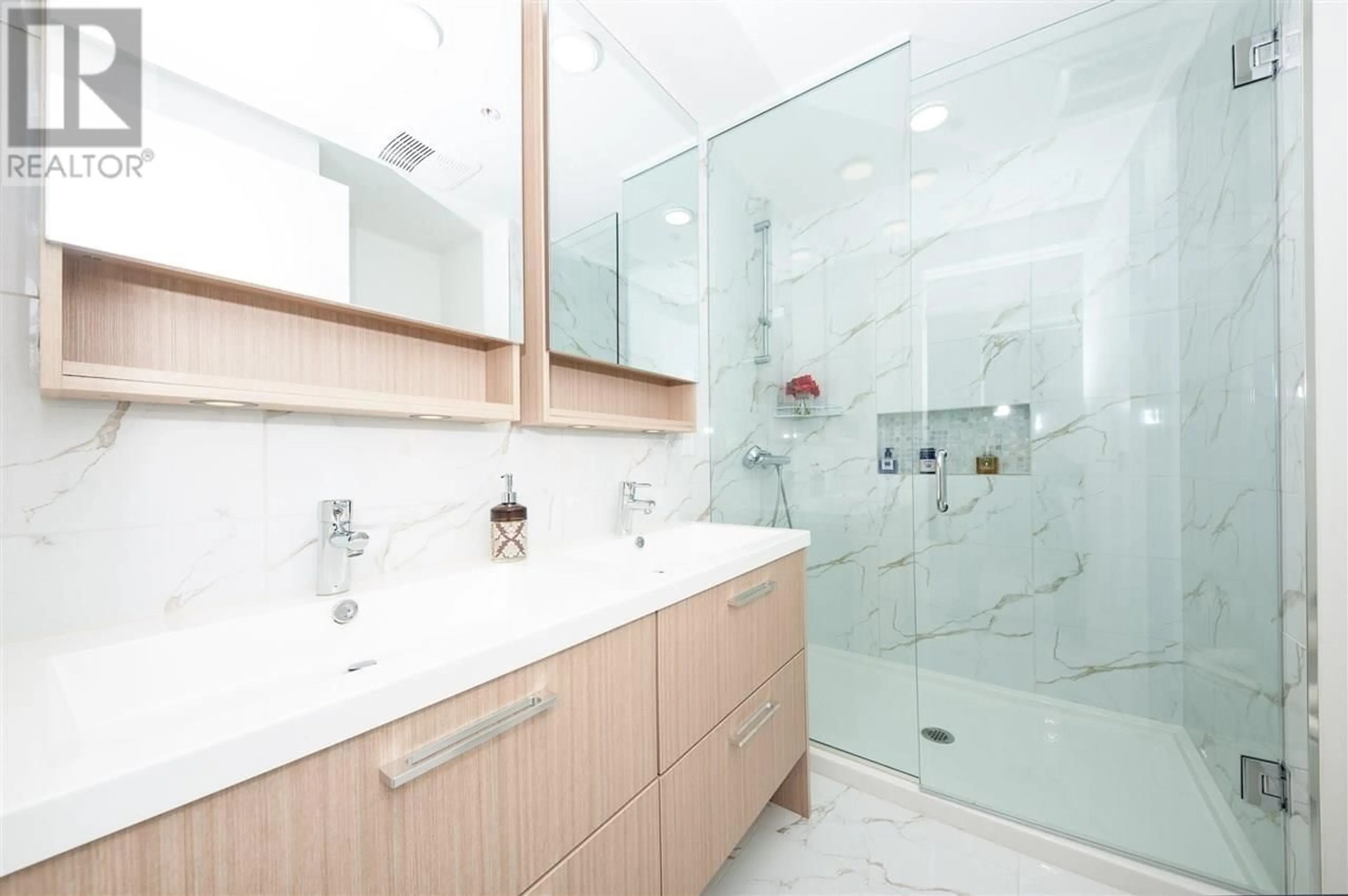 Contemporary bathroom, ceramic/tile floor for 1102 - 5580 NO.3 ROAD, Richmond British Columbia V6X2C8