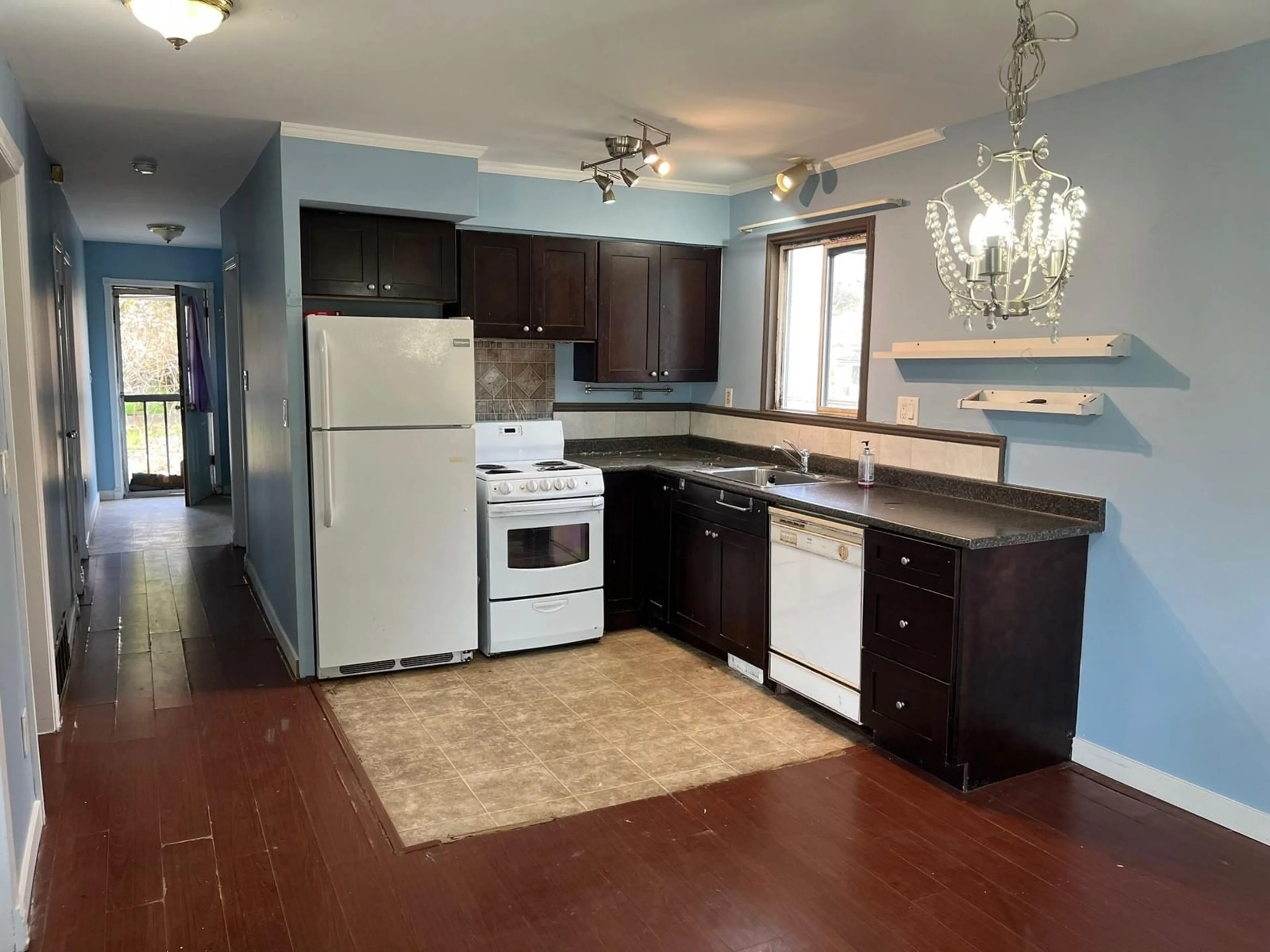Open concept kitchen, unknown for 12637 115, Surrey British Columbia V3V3P8