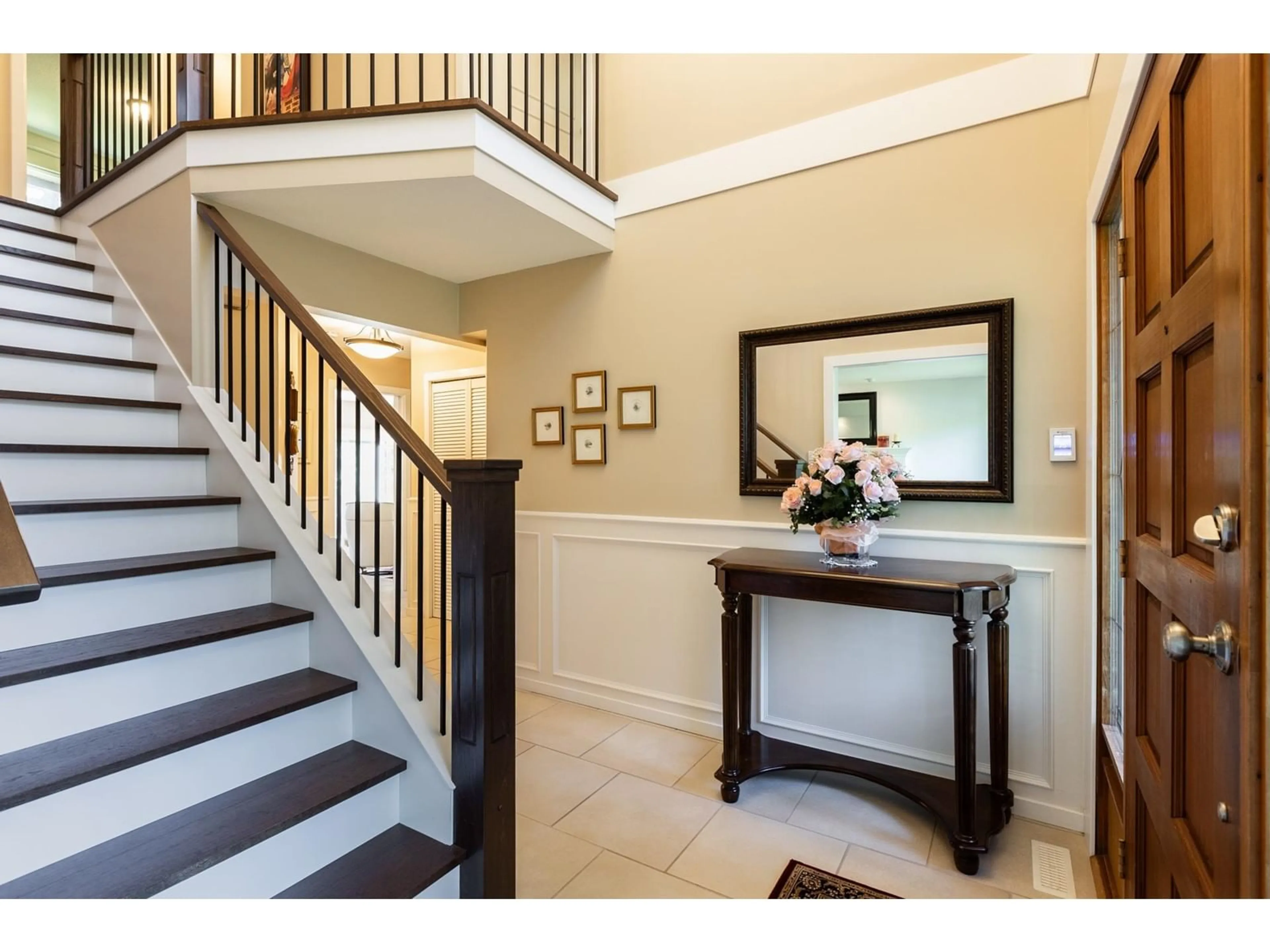 Indoor entryway for 1999 AMBLE GREENE DRIVE, Surrey British Columbia V4A7J1